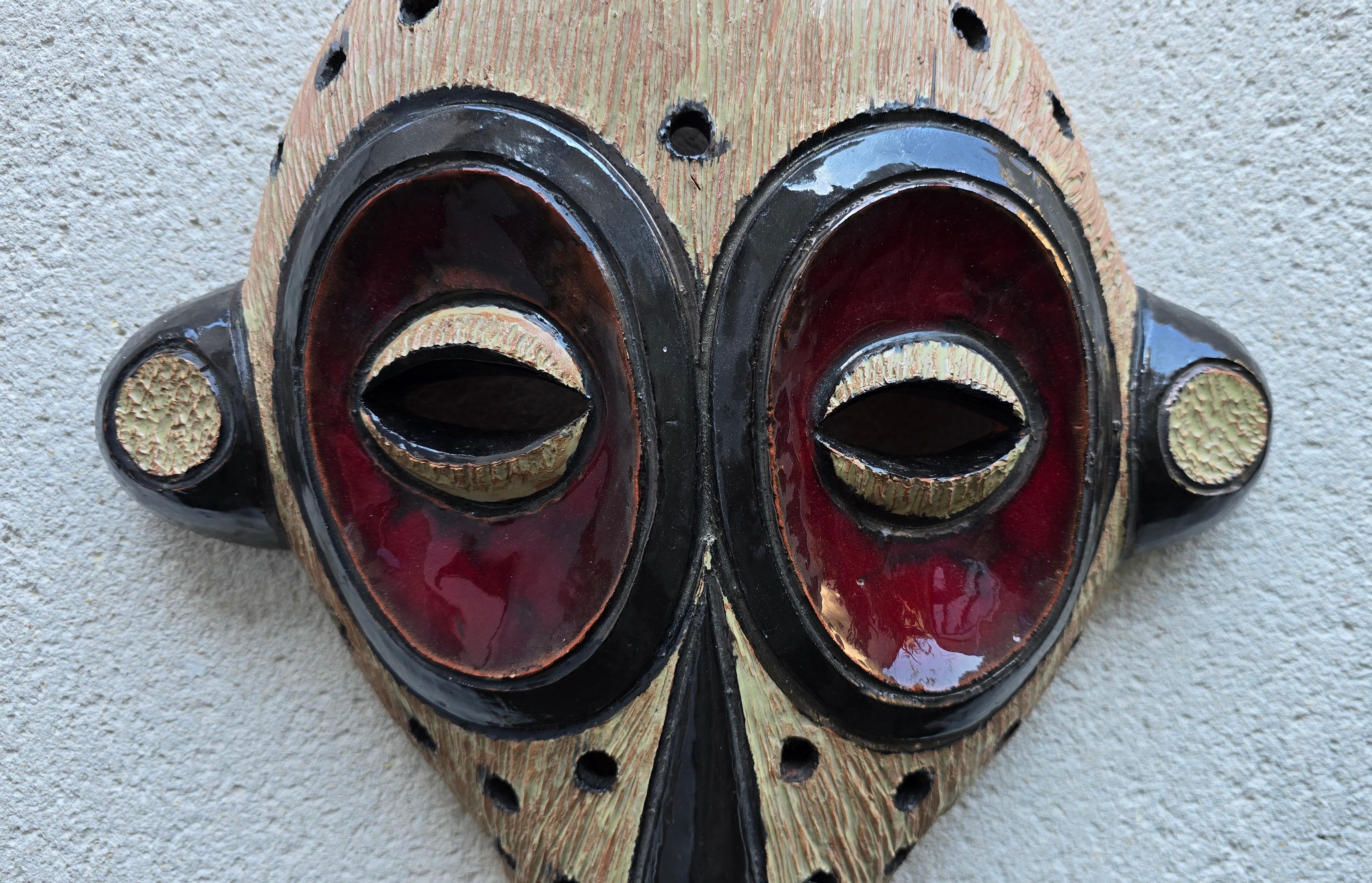 Masque tribal en céramique fabriqué à la main en vente 4