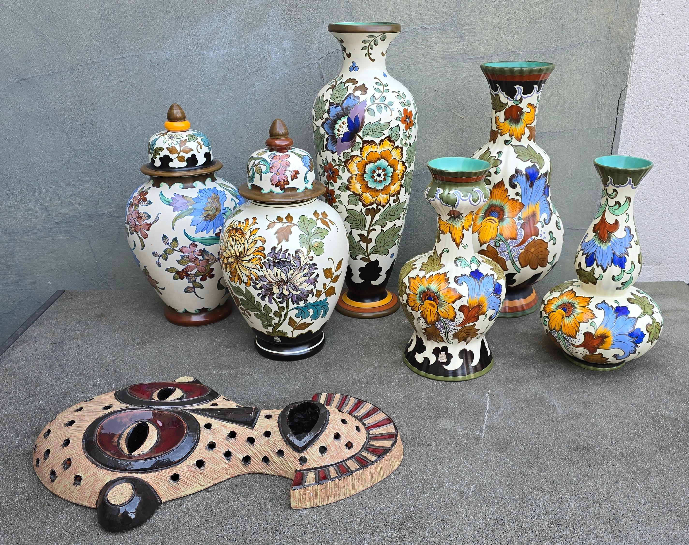 Belge Masque tribal en céramique fabriqué à la main en vente