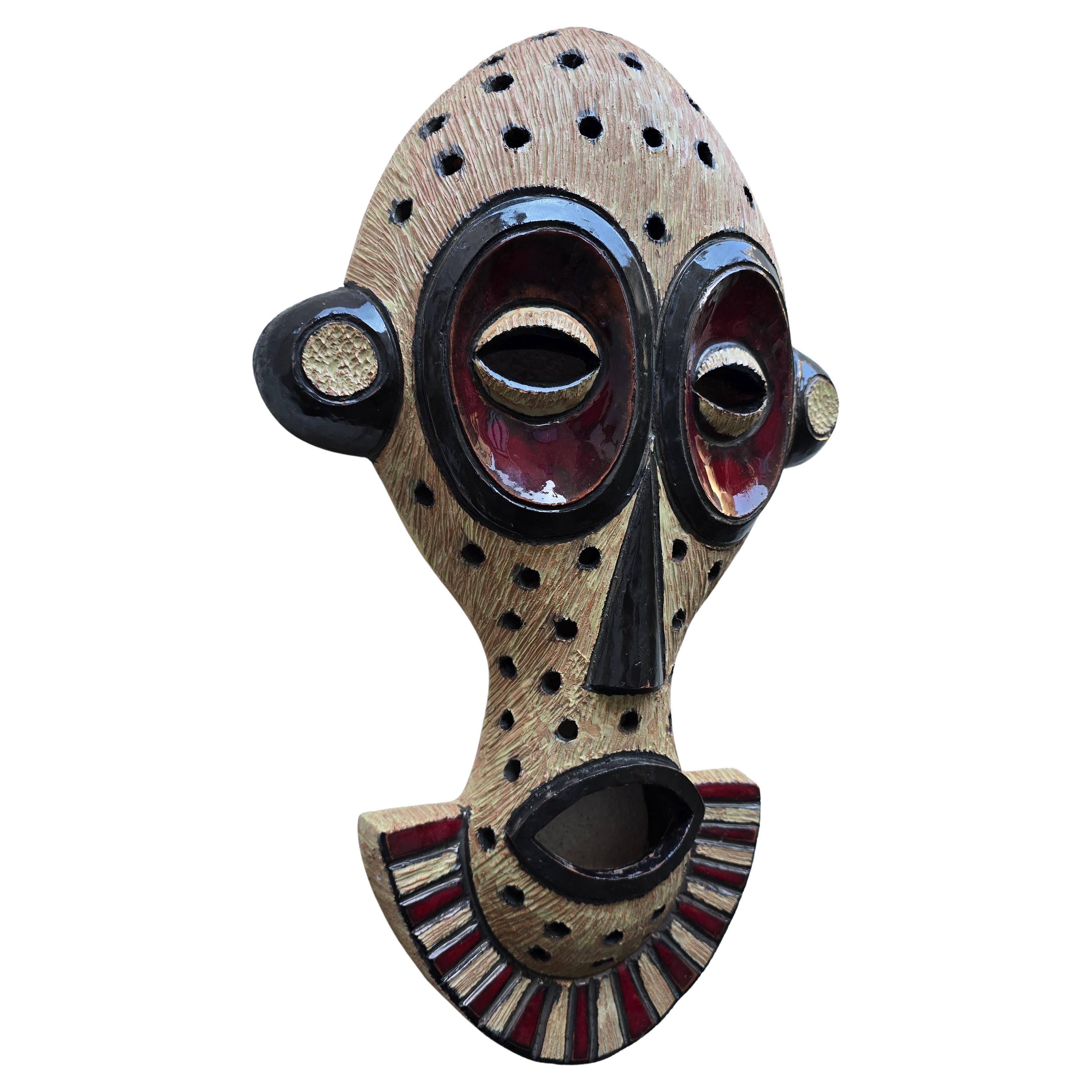 Masque tribal en céramique fabriqué à la main Bon état - En vente à Antwerp, BE