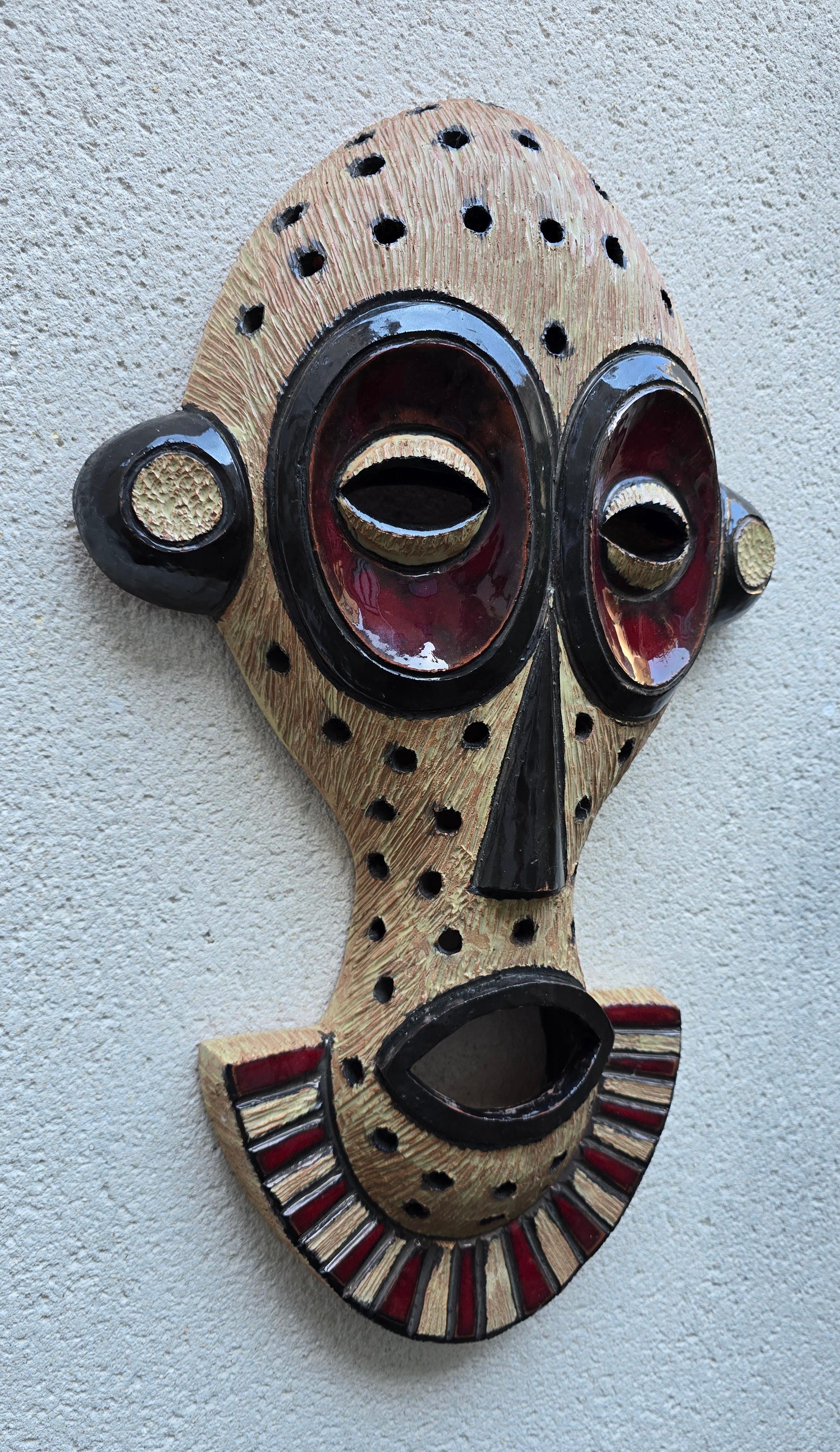 Masque tribal en céramique fabriqué à la main en vente 1