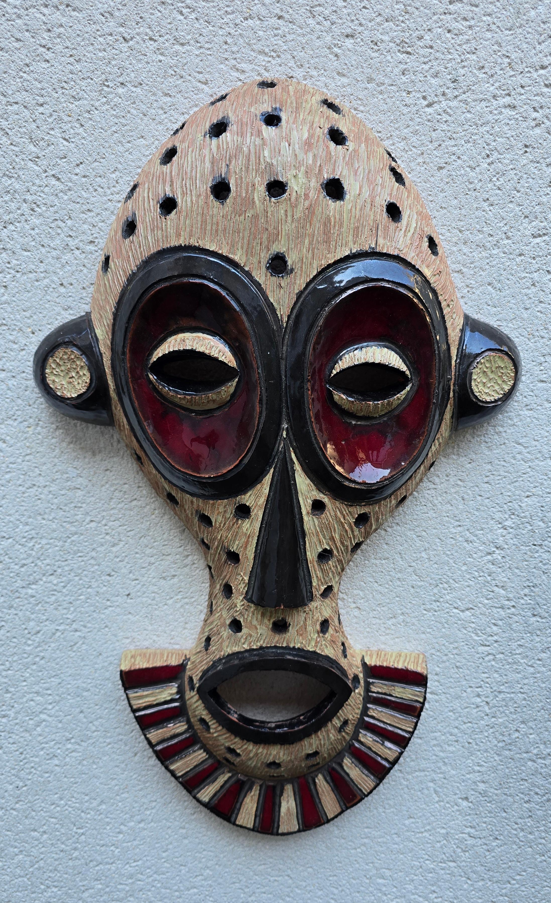Masque tribal en céramique fabriqué à la main en vente 2