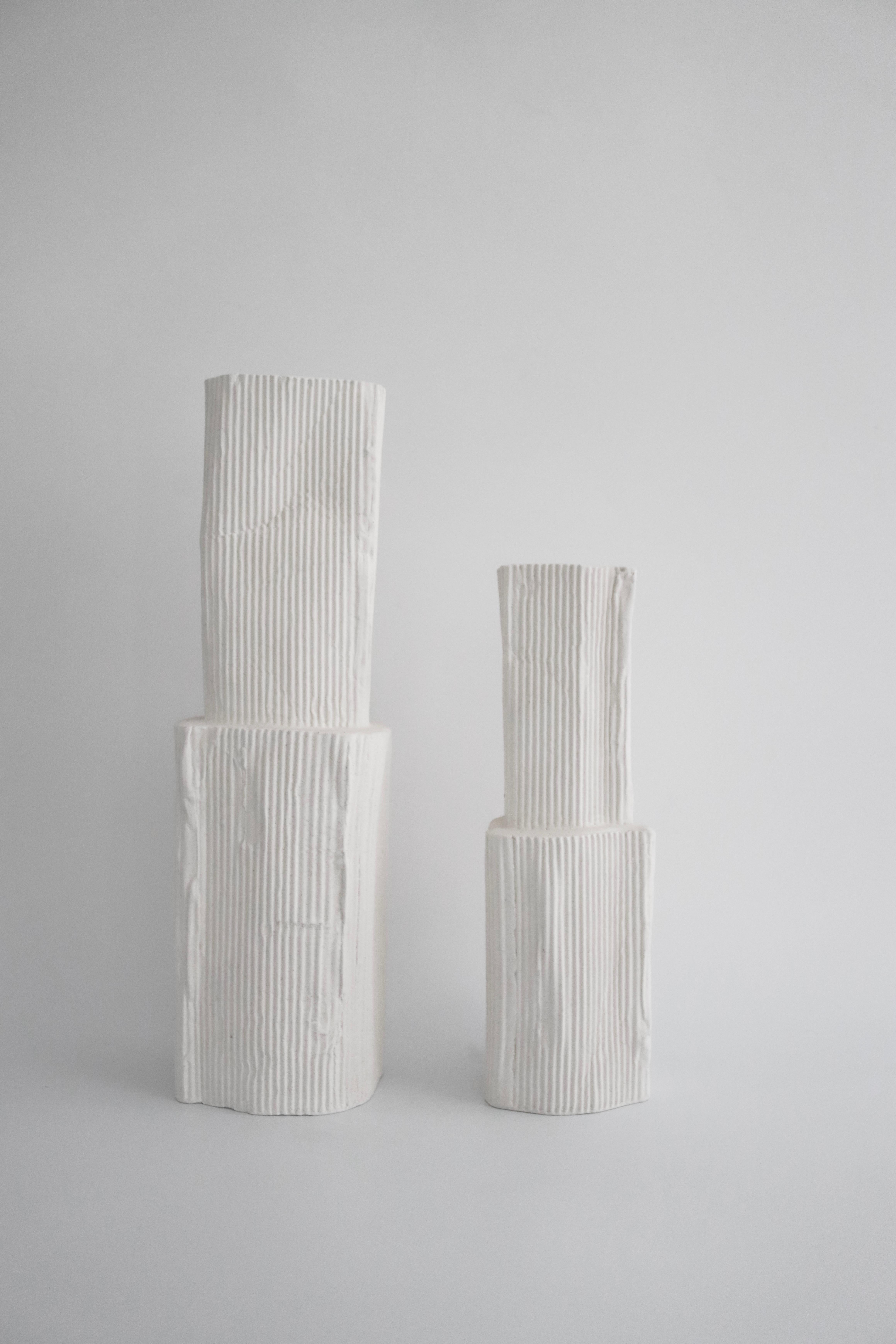 Ensemble de 2 vases, Dimensions (de gauche à droite) :
- 14 