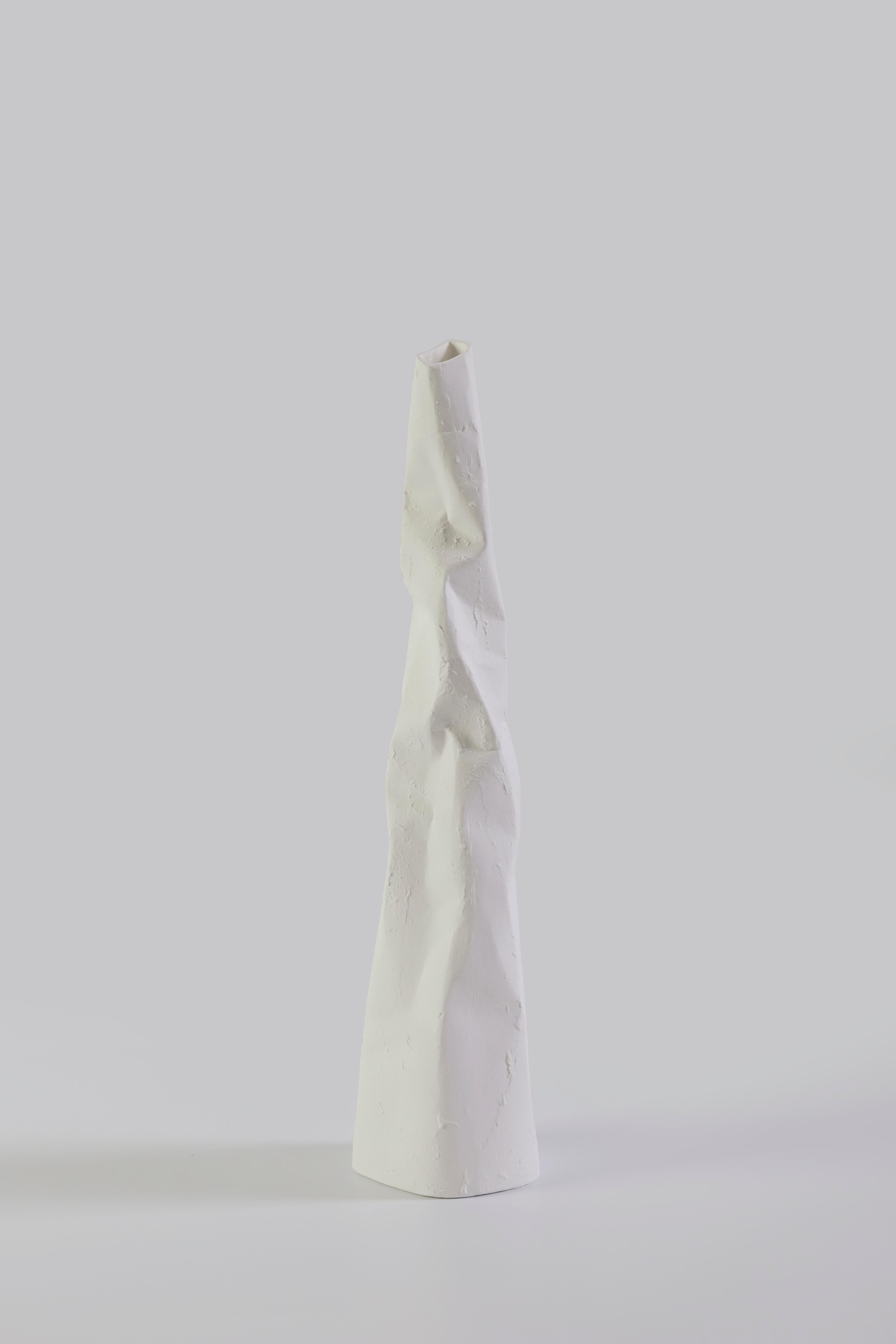 XXIe siècle et contemporain Vases en céramique fabriqués à la main (six de 3) - avec forme froissée en vente