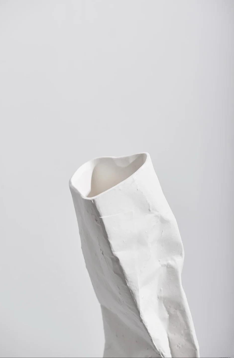 Céramique Vases en céramique fabriqués à la main (six de 3) - avec forme froissée en vente