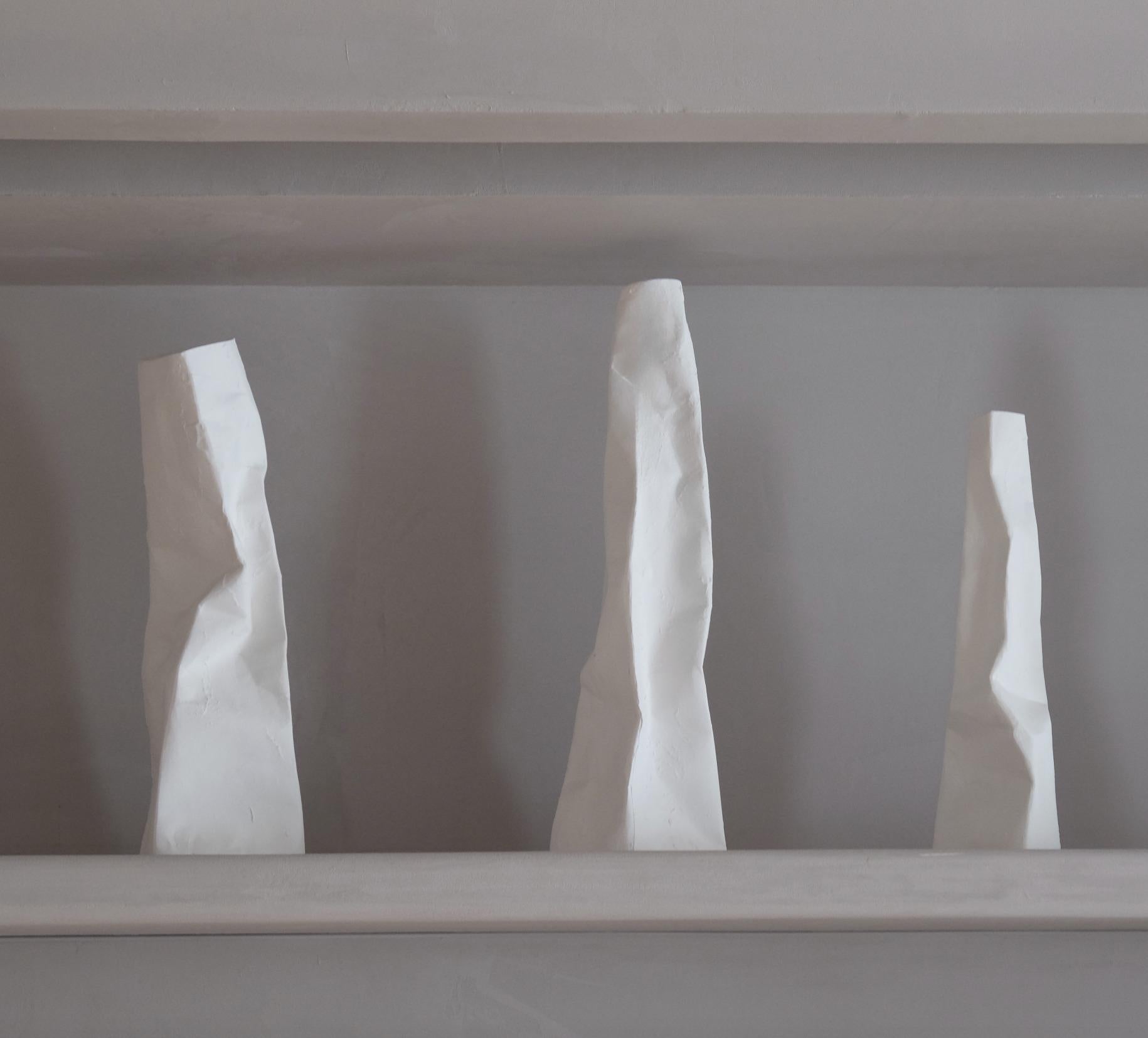 Vases en céramique fabriqués à la main (six de 3) - avec forme froissée en vente 1