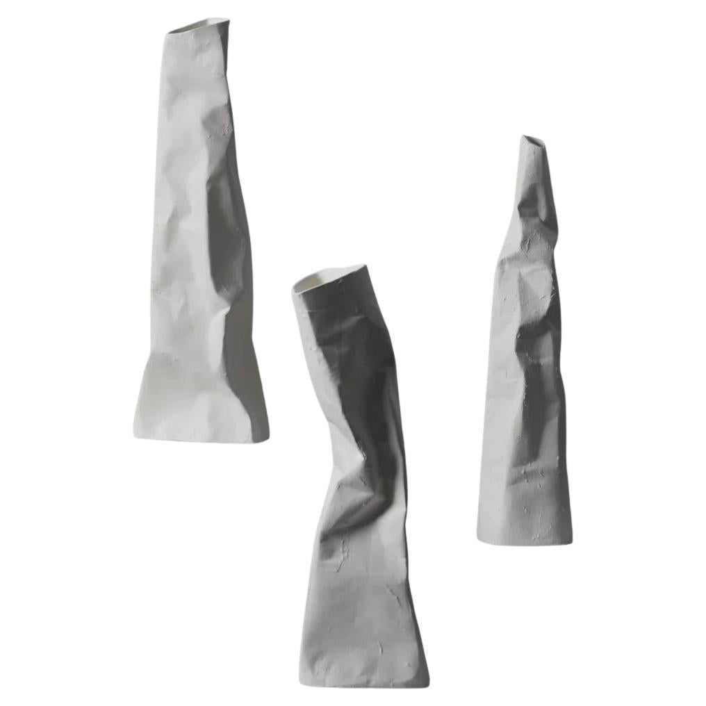 Vases en céramique fabriqués à la main (six de 3) - avec forme froissée en vente