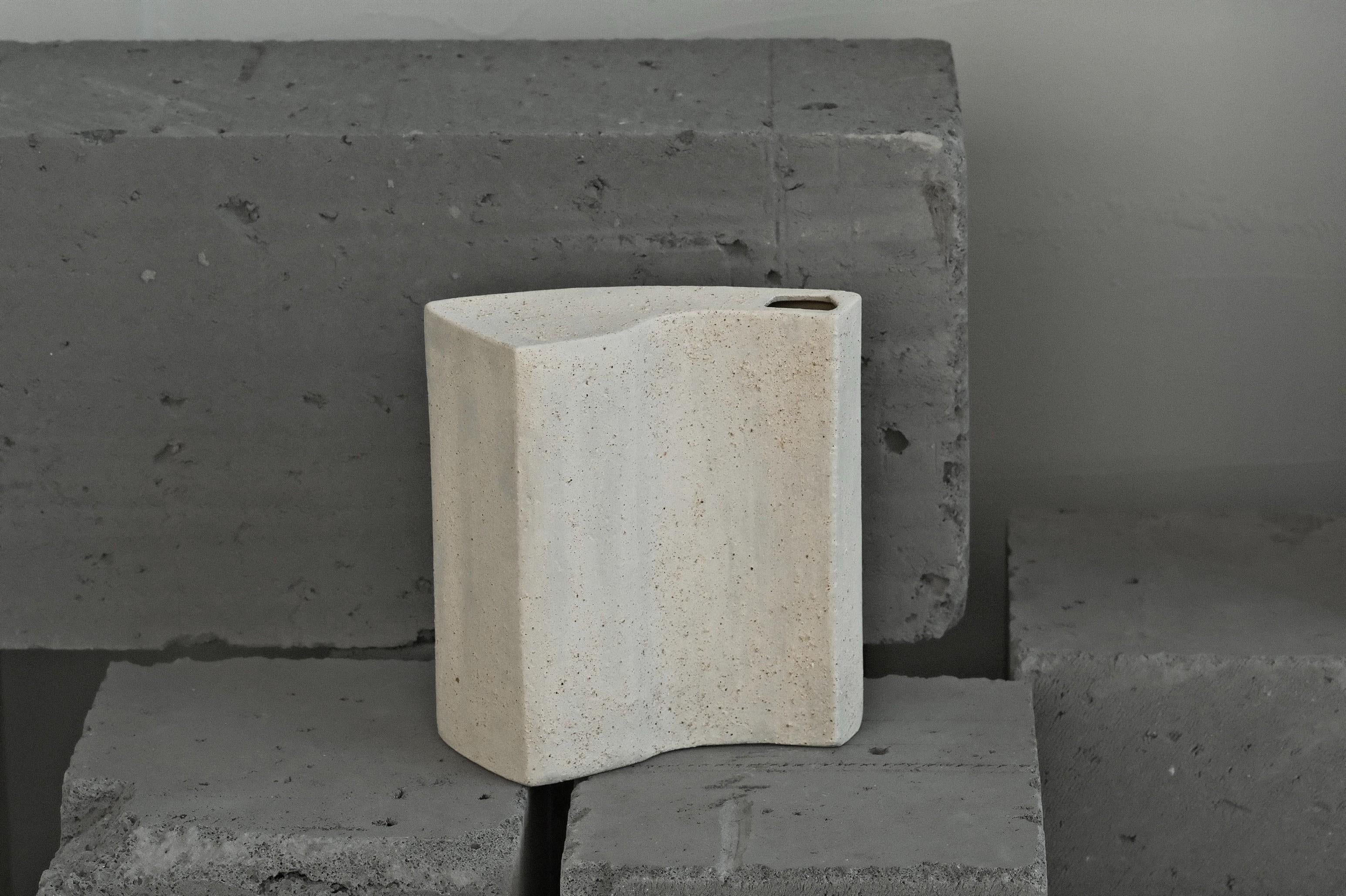 XXIe siècle et contemporain Vases en céramique fabriqués à la main (six de 4) - avec forme froissée en vente