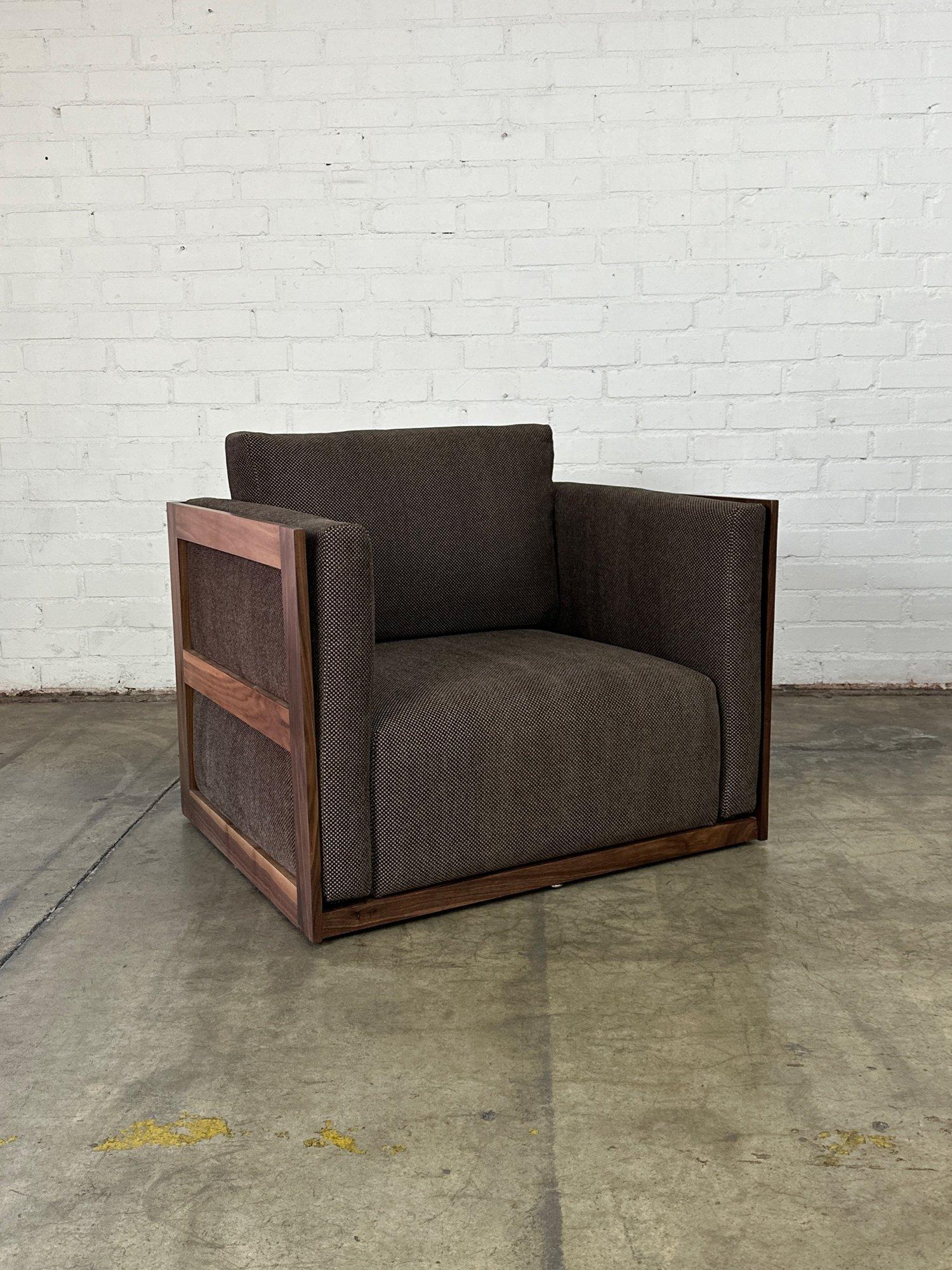Handcrafted Stuhl in Nussbaum- Einer von Einem im Zustand „Gut“ im Angebot in Los Angeles, CA