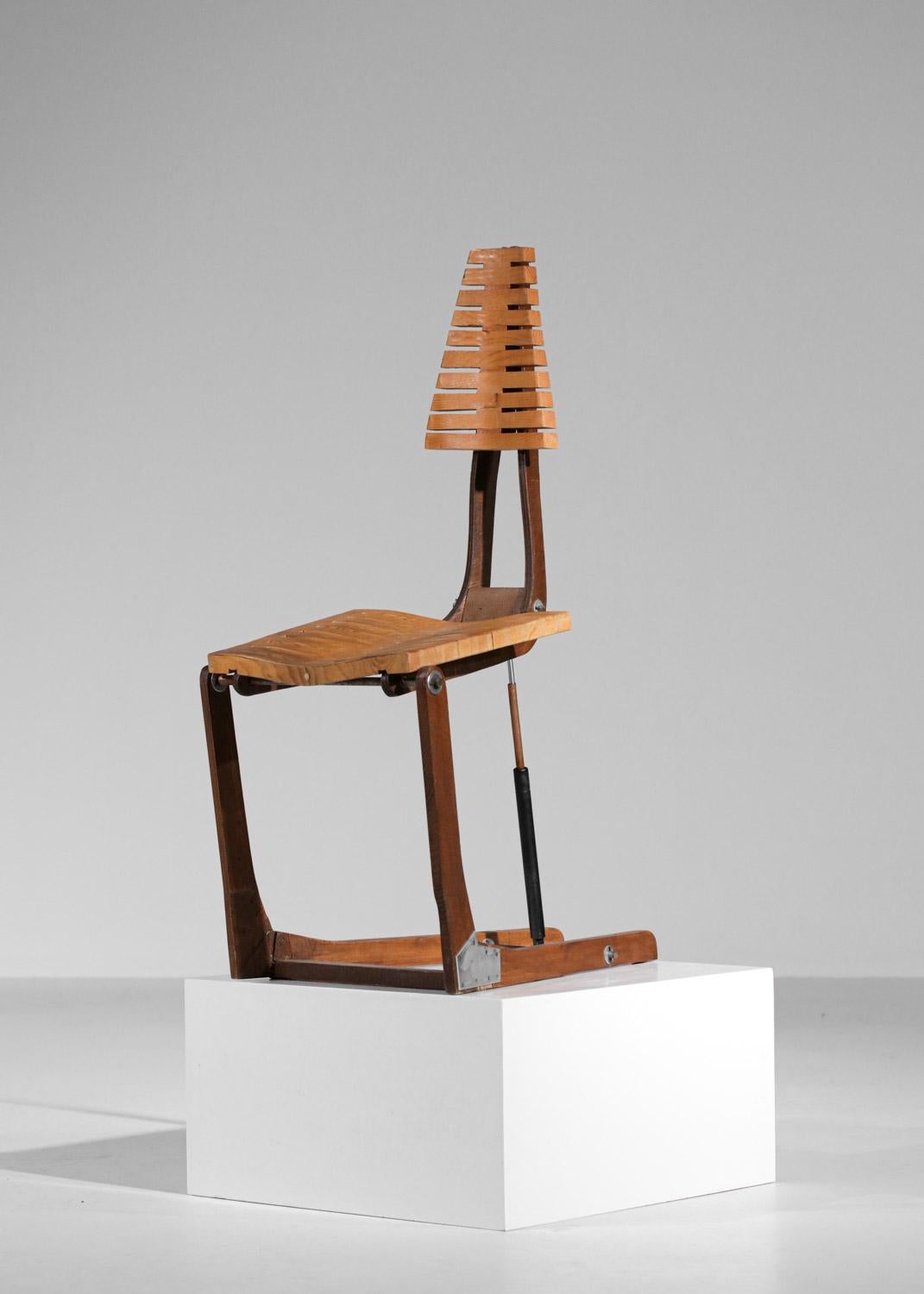 Französischer Stuhl aus den 80er Jahren, hergestellt von nicht identifizierten Handwerkern. Dieses einzigartige Modell (Prototyp) wurde mit einer Struktur komplett aus Massivholz und einem System von Buchsen, die die Höhe des Sitzes anpassen können,