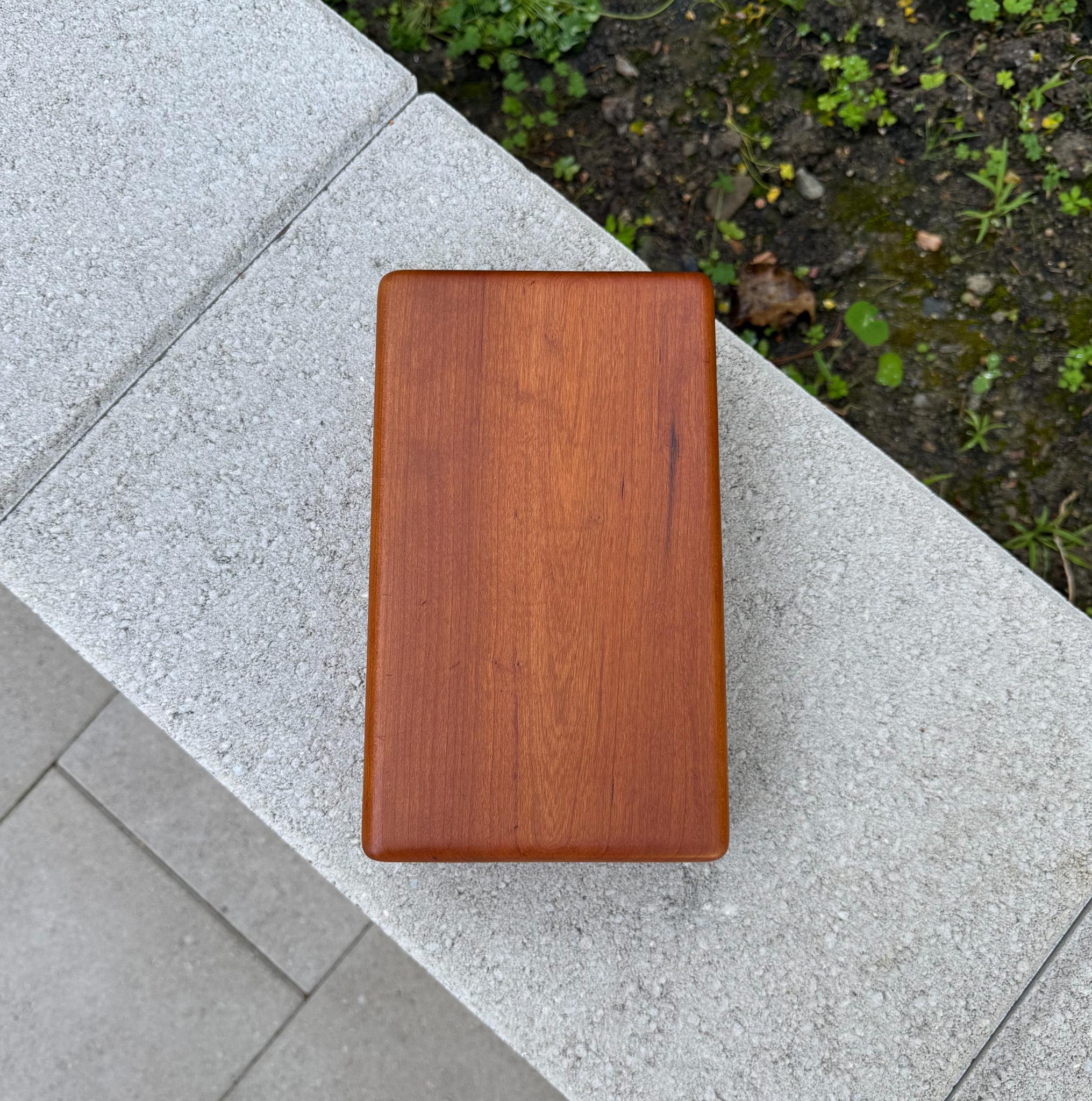 Handcrafted Cherry Wood Lidded Box, 20th Century For Sale 6