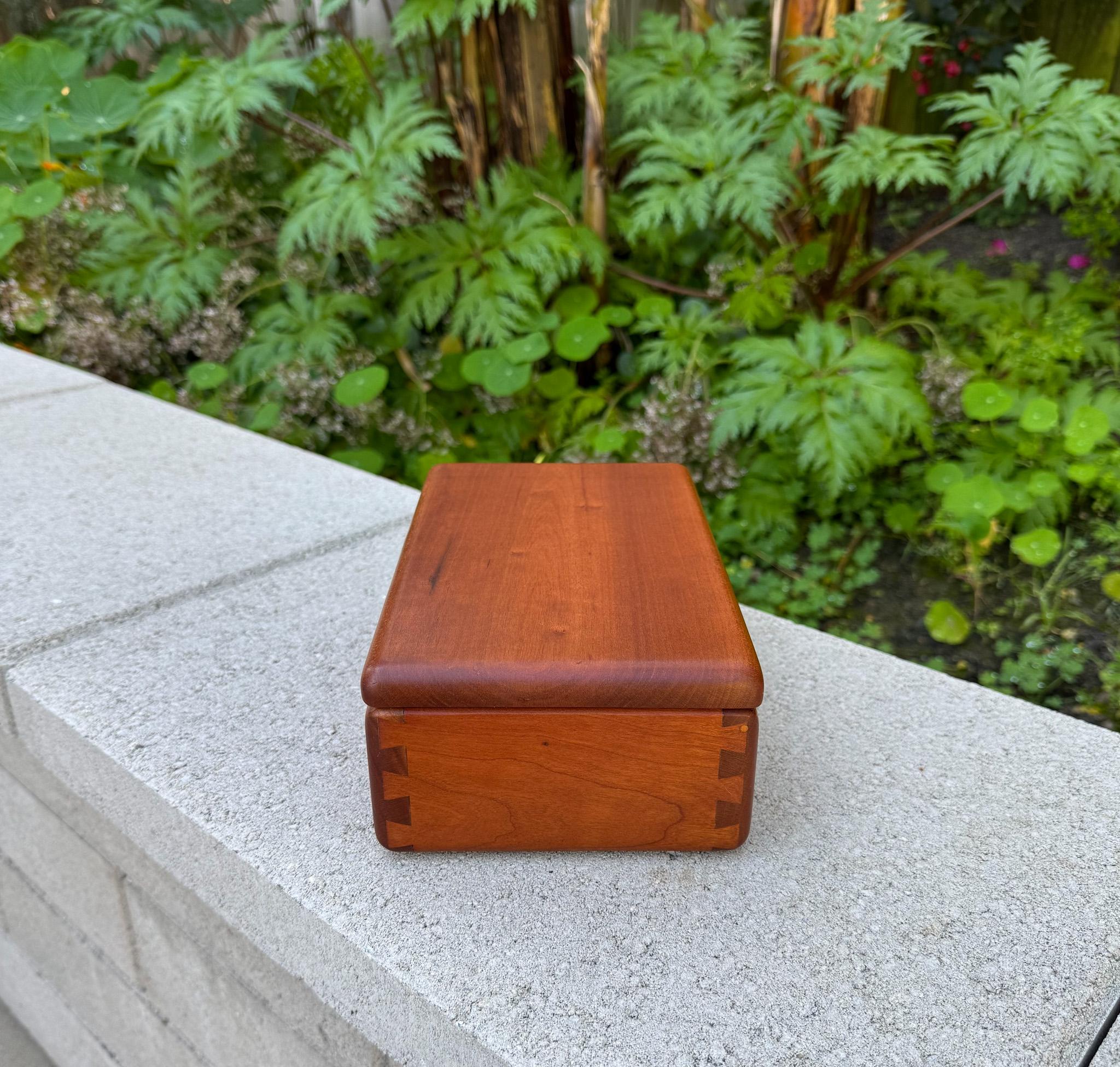 Handcrafted Cherry Wood Lidded Box, 20th Century For Sale 7