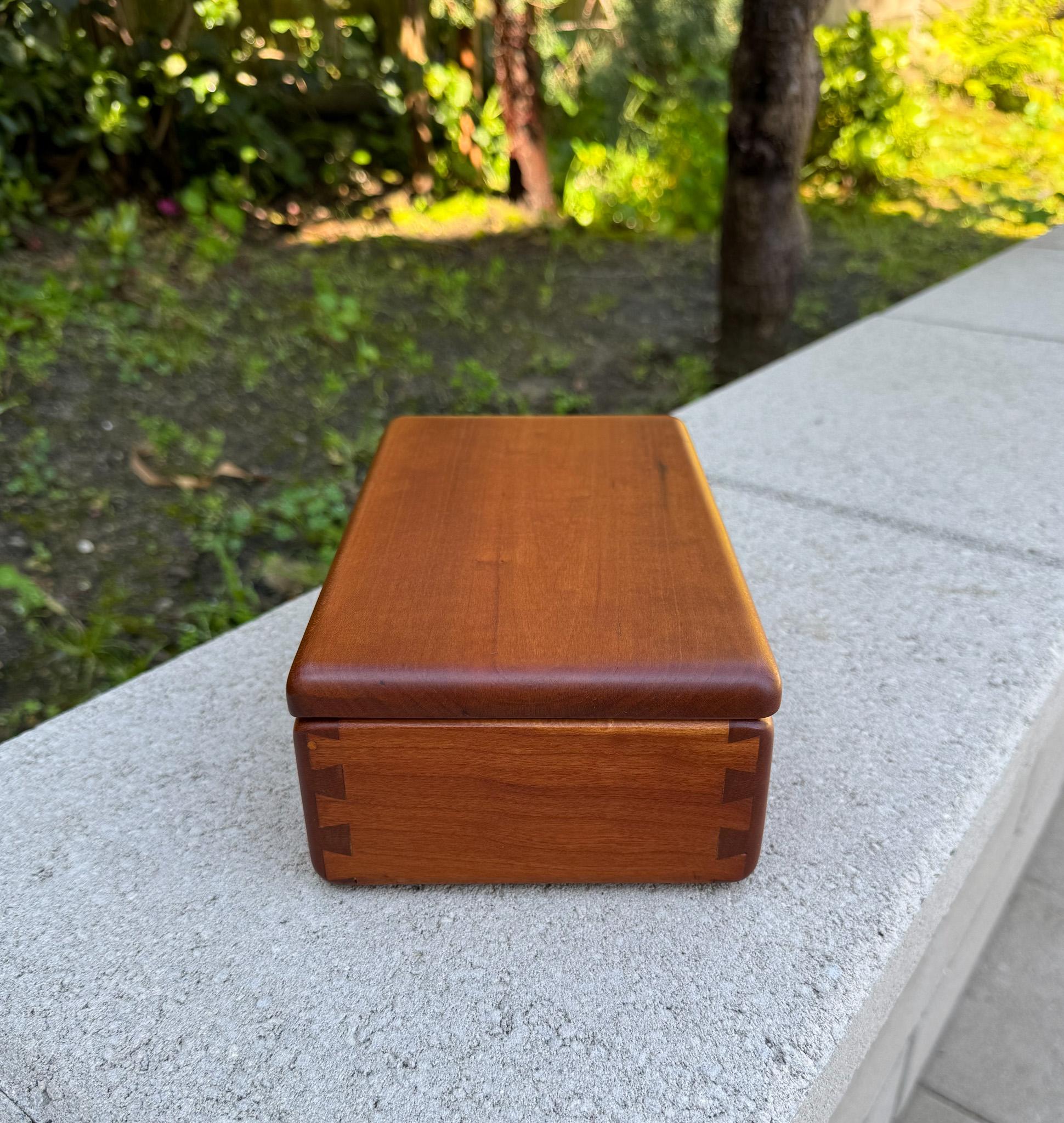 Handcrafted Cherry Wood Lidded Box, 20th Century For Sale 11