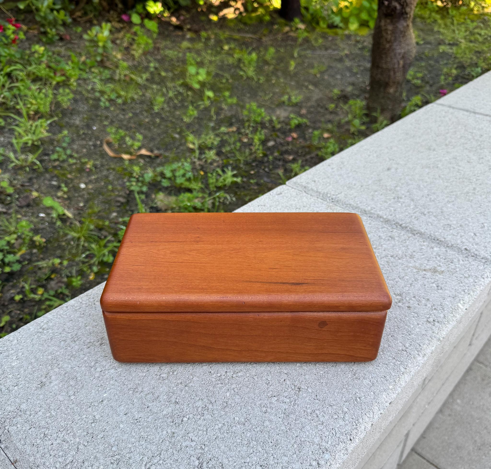 Handcrafted Cherry Wood Lidded Box, 20th Century For Sale 3