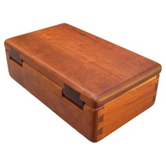Caja artesanal con tapa de madera de cerezo, Siglo XX