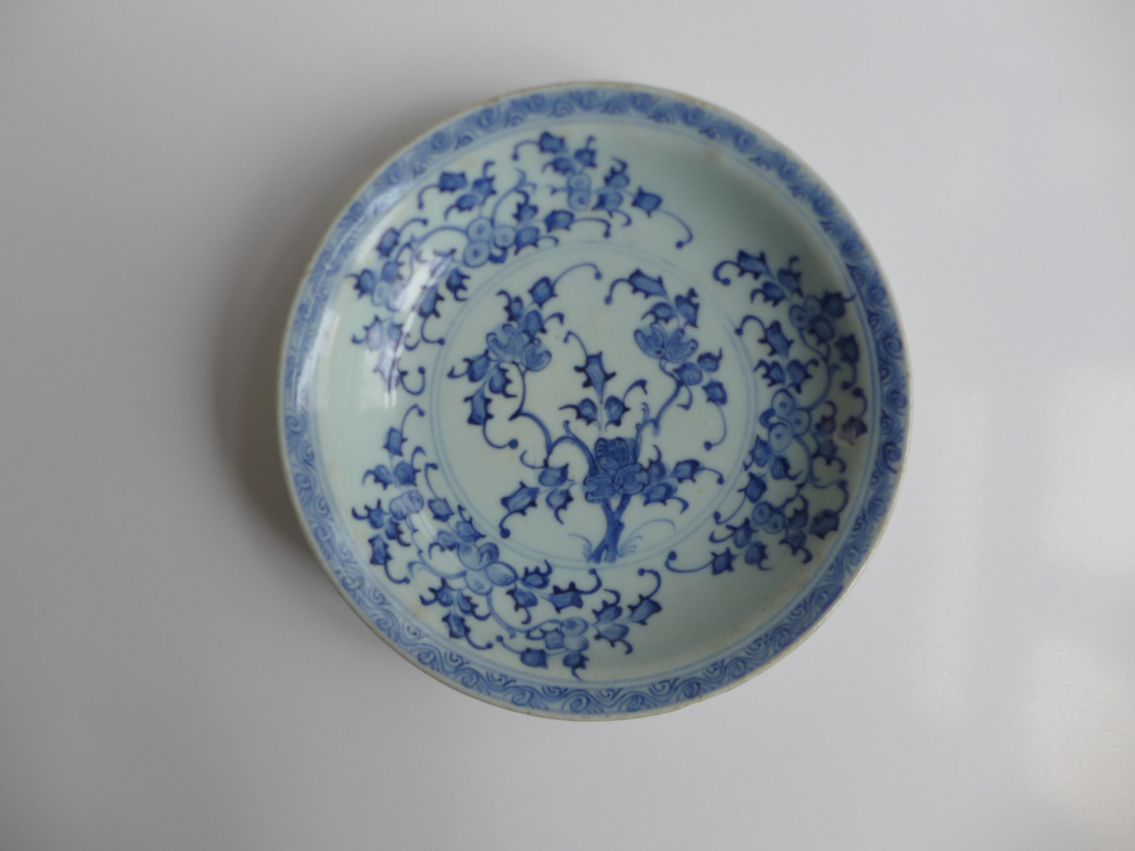 Assiette en porcelaine bleue et blanche peinte à la main de la période Kangxi. Décoration en bleu de cobalt finement exécutée, d'une clarté et d'un équilibre caractéristiques de l'artisanat du début des Qing. La glaçure est lumineuse et uniforme,