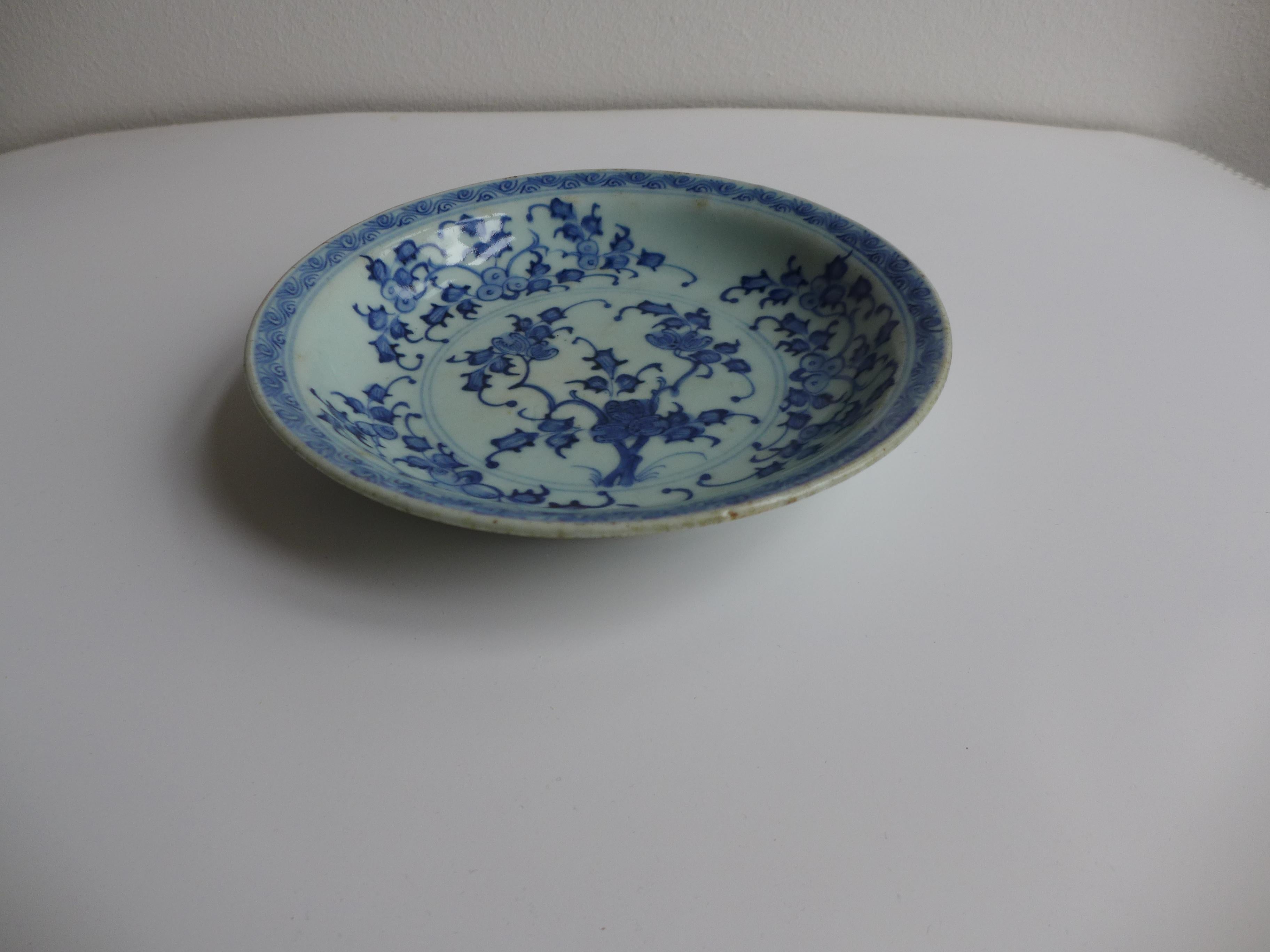 Assiette chinoise artisanale de la période Kangxi Bon état - En vente à Vienna, AT