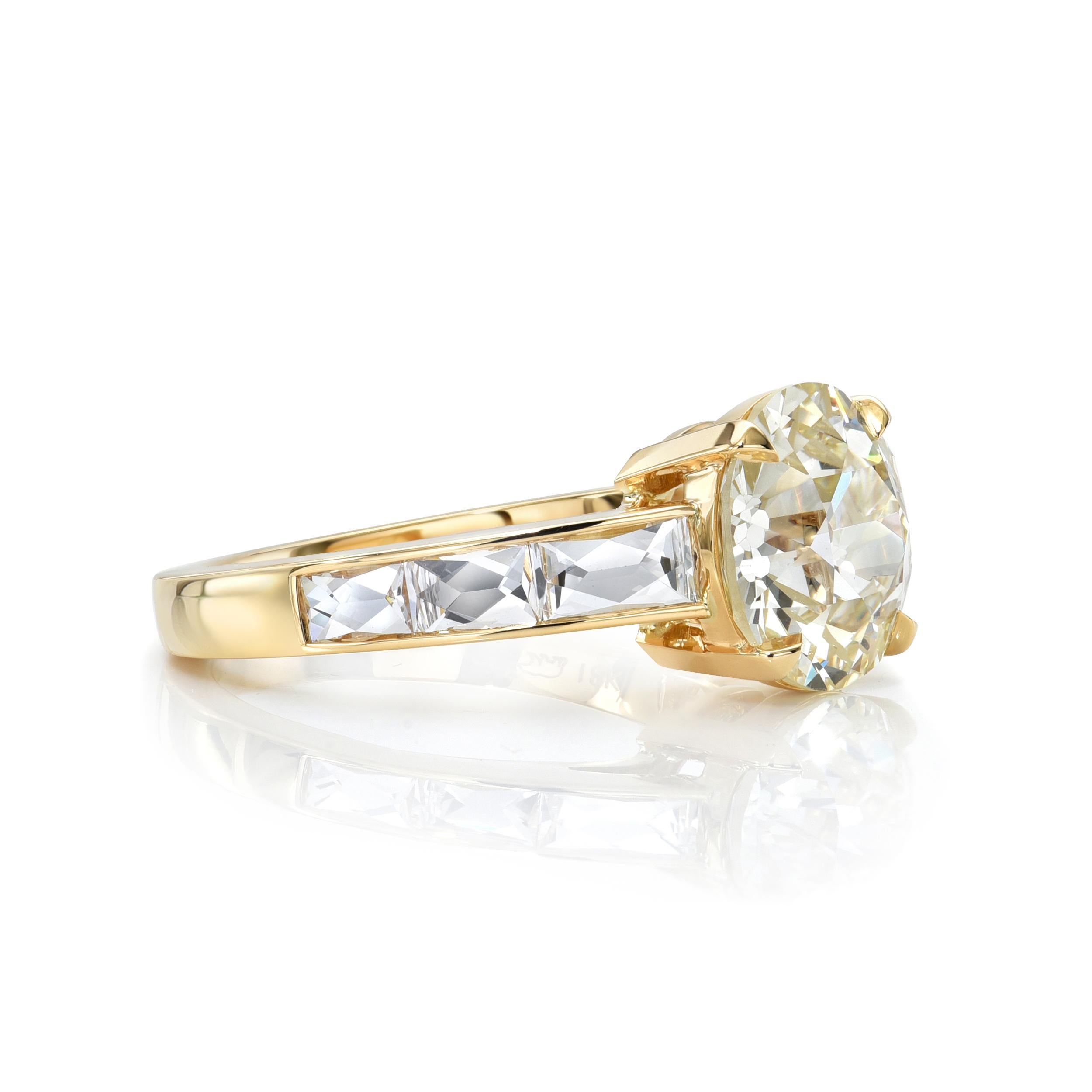 3,01 ct N/VS2 GIA-zertifizierter Diamant im alten europäischen Schliff mit 0,84 ct konisch zulaufenden Diamanten im französischen Schliff in einer handgefertigten Fassung aus 18 Karat Gelbgold.