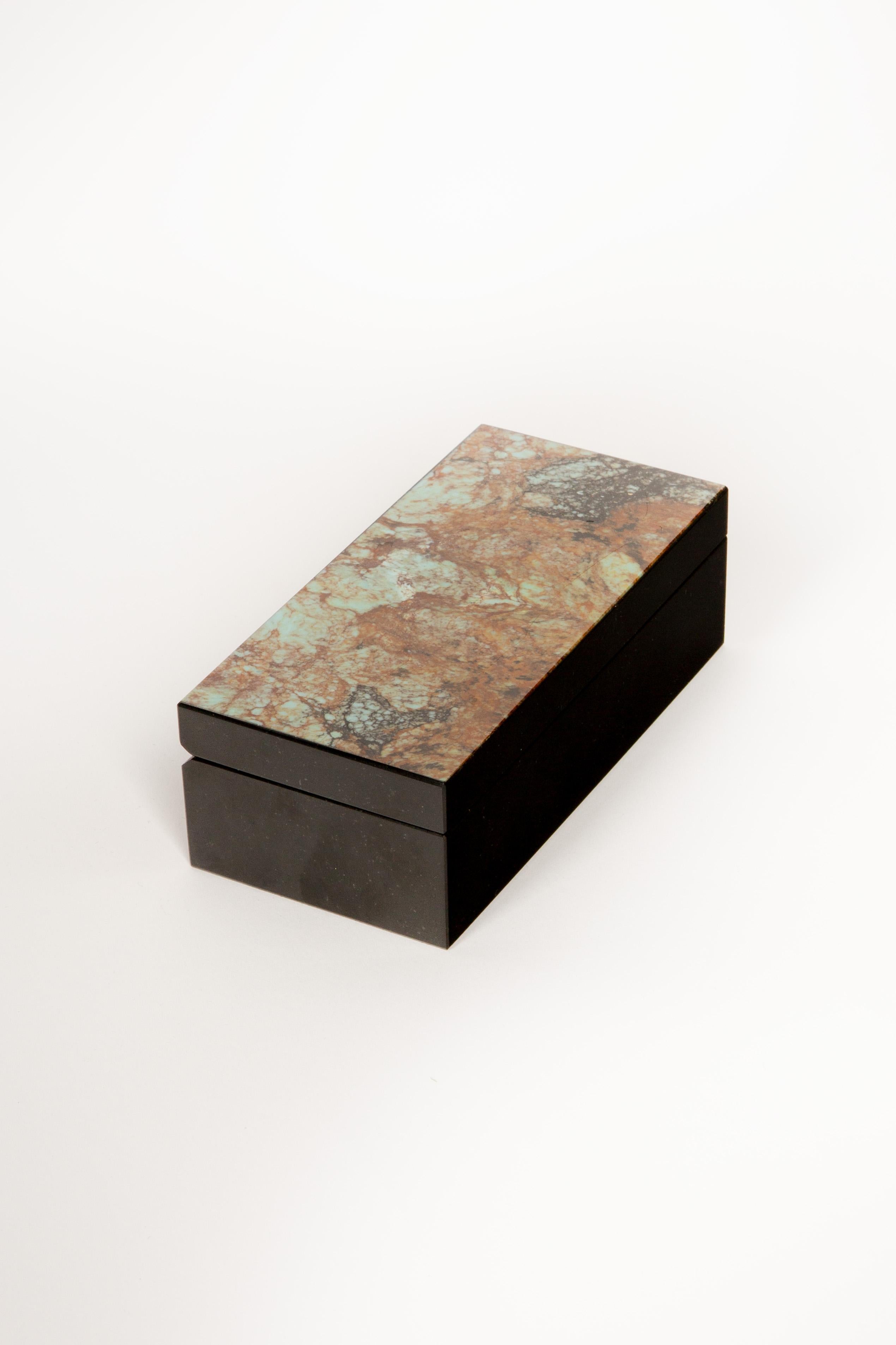 Caja relicario artesanal con bisagra de crisocola y ónice negro en Nuevo estado para la venta en New York, NY