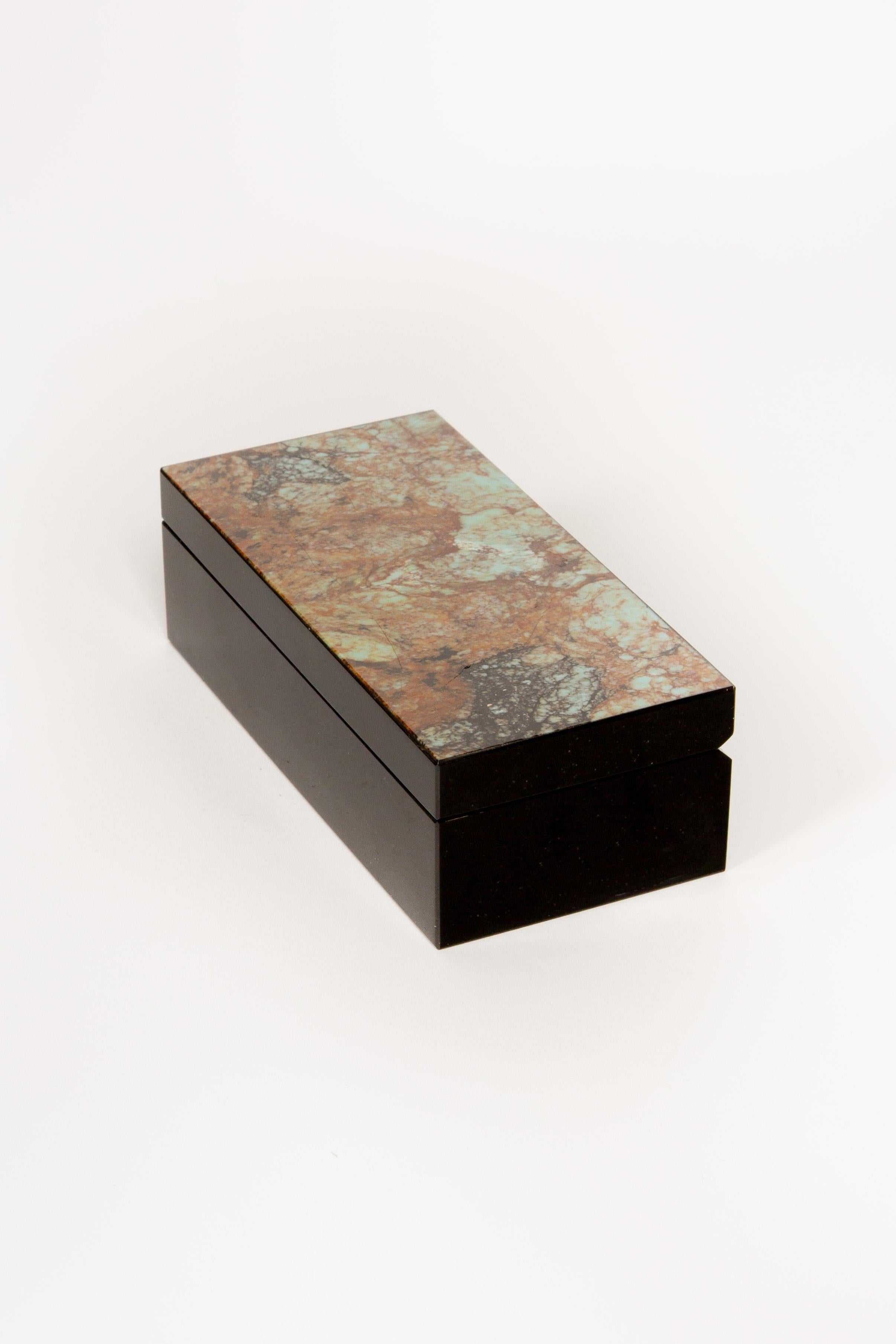 Caja relicario artesanal con bisagra de crisocola y ónice negro Siglo XXI y contemporáneo en venta