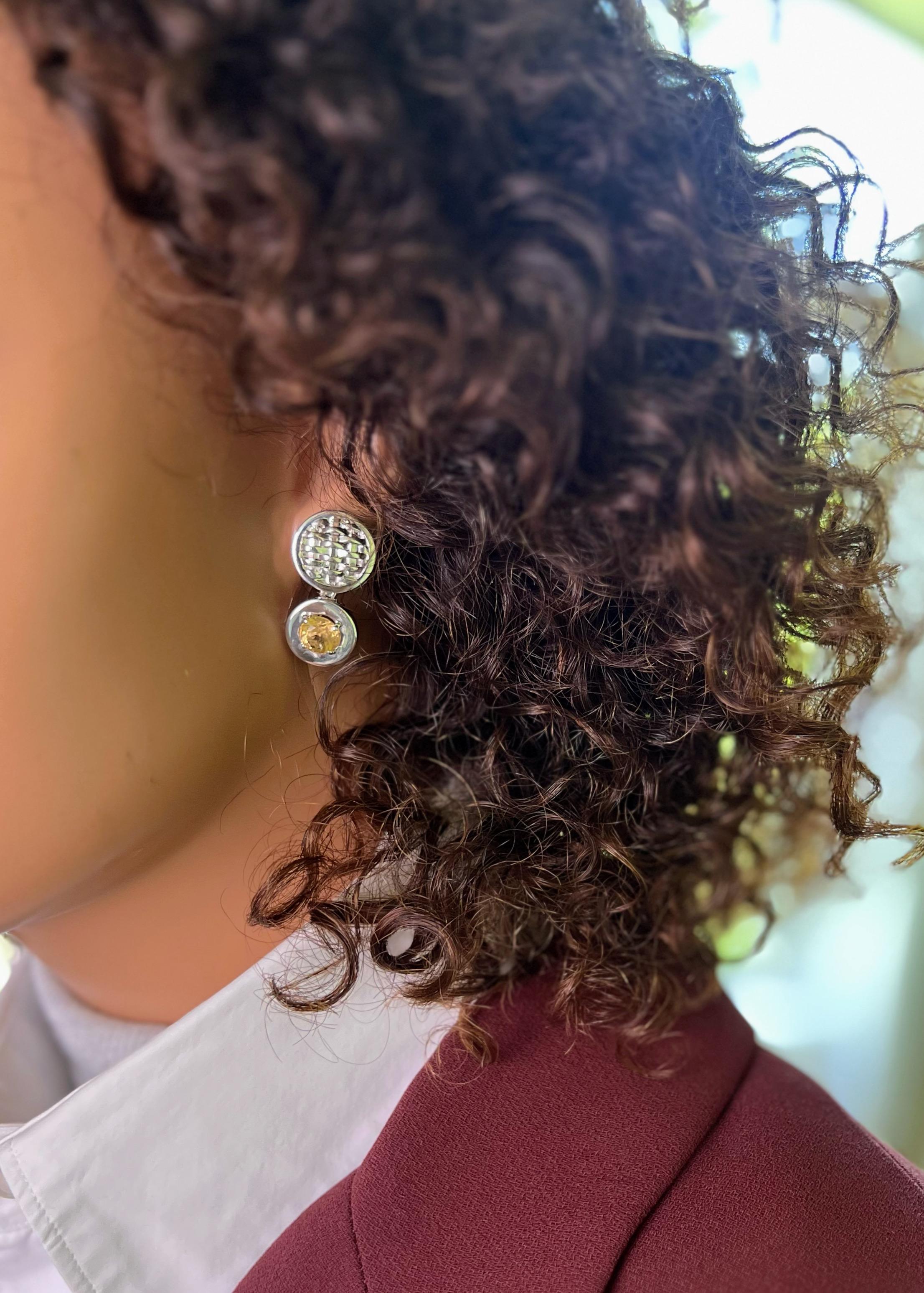 Abbraccia l'eleganza con questi orecchini a goccia in argento sterling rodiato con citrino rotondo, una miscela perfetta di raffinatezza e fascino. Ogni orecchino presenta una radiosa gemma rotonda di citrino naturale non riscaldato, splendidamente