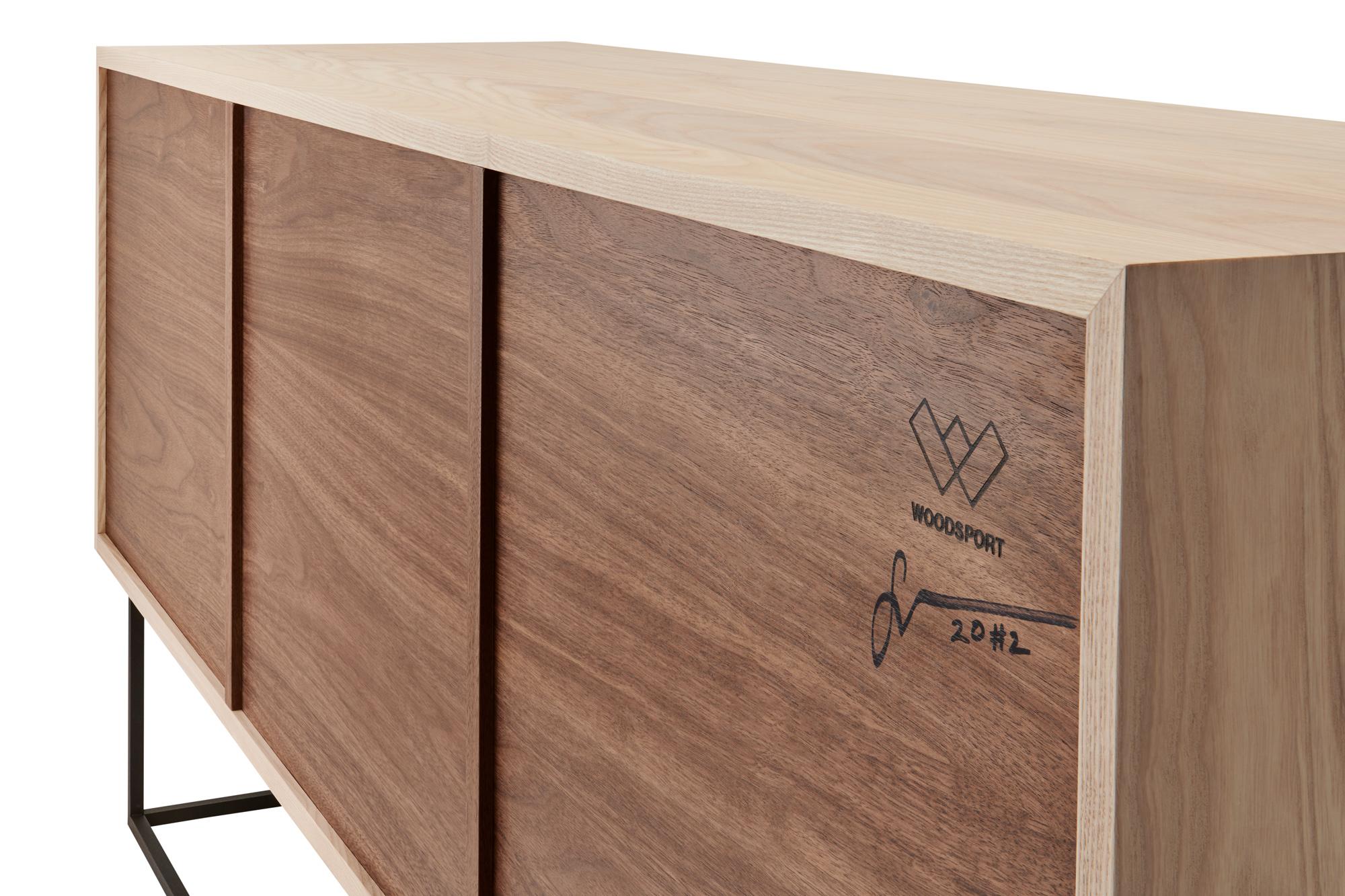 Handgefertigte klassisch-moderne Credenza aus Esche und Nussbaum natur (amerikanisch) im Angebot