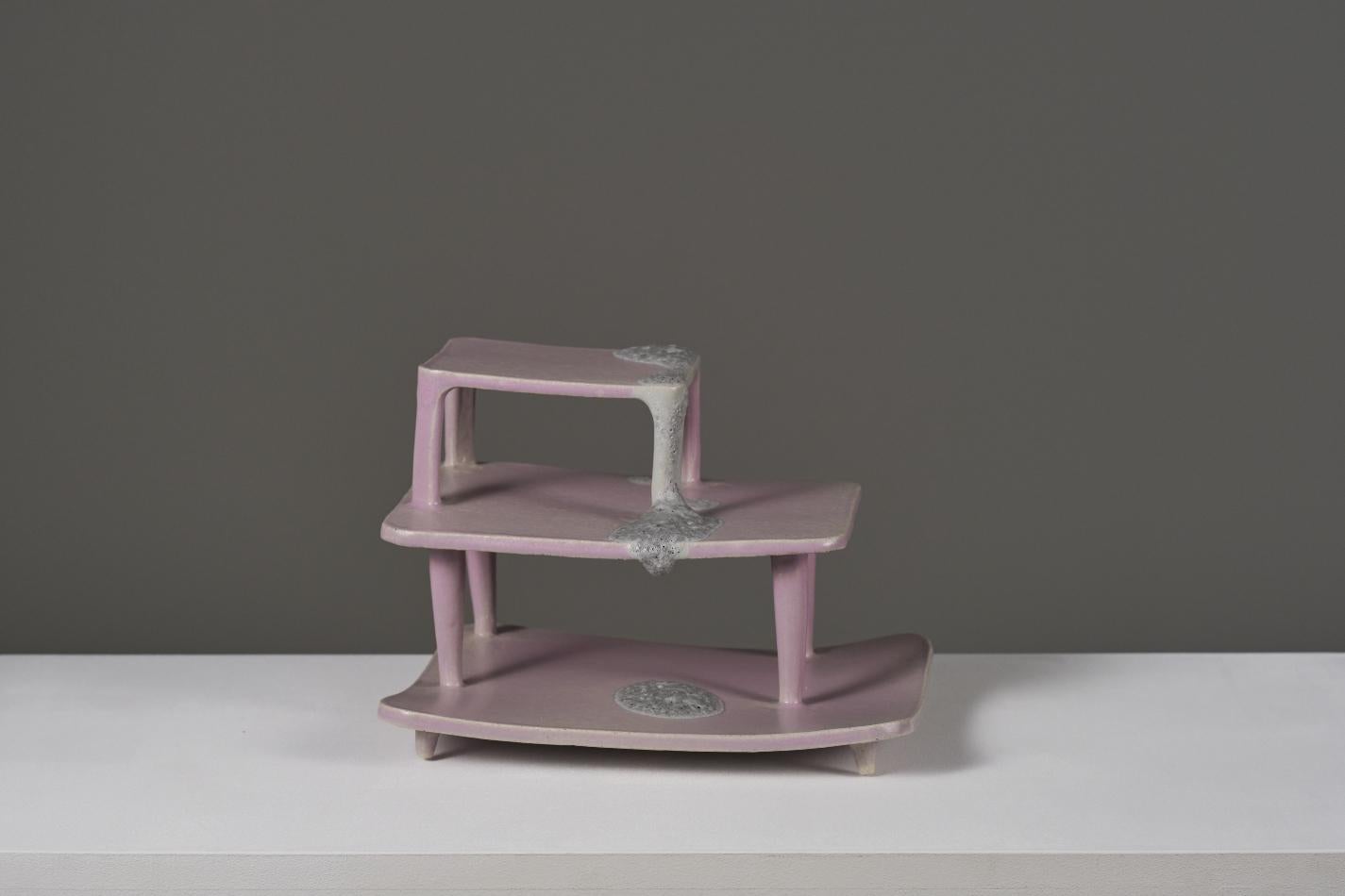 Zeitgenössische handgefertigte Tonskulptur mit dem Titel Sobretaula #1 der katalanischen Keramikkünstlerin Rosa Cortiella. Dieser einzigartige Tafelaufsatz zeigt eine abstrakte, rosenähnliche Form, die aus gerilltem Ton hergestellt wurde und ein