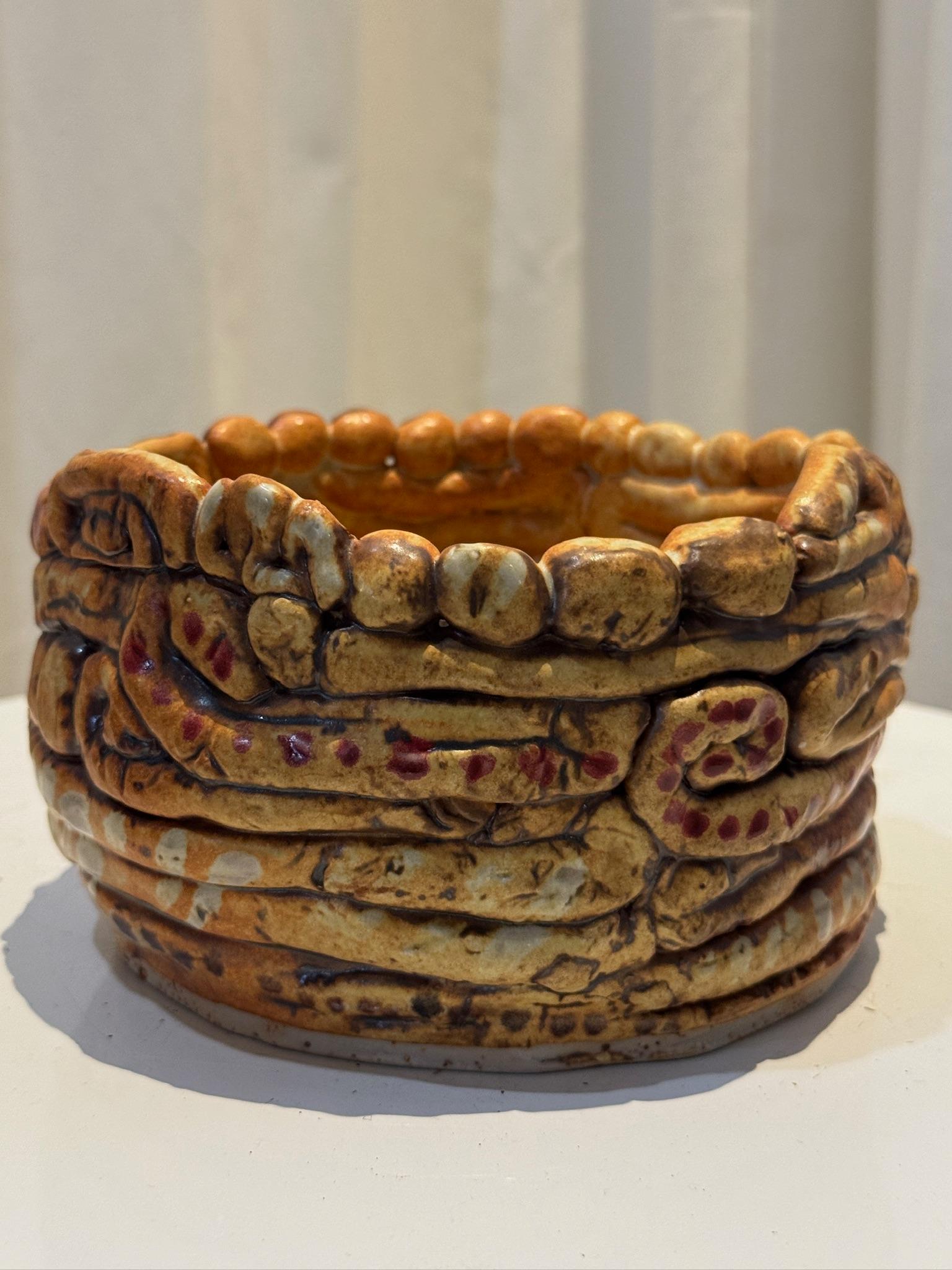 Américain Vase en céramique spiralé en argile fait à la main - Sculptural Earth-Toned Artisan en vente