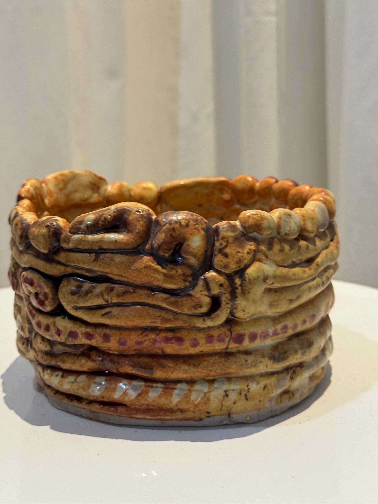 Vernissé Vase en céramique spiralé en argile fait à la main - Sculptural Earth-Toned Artisan en vente