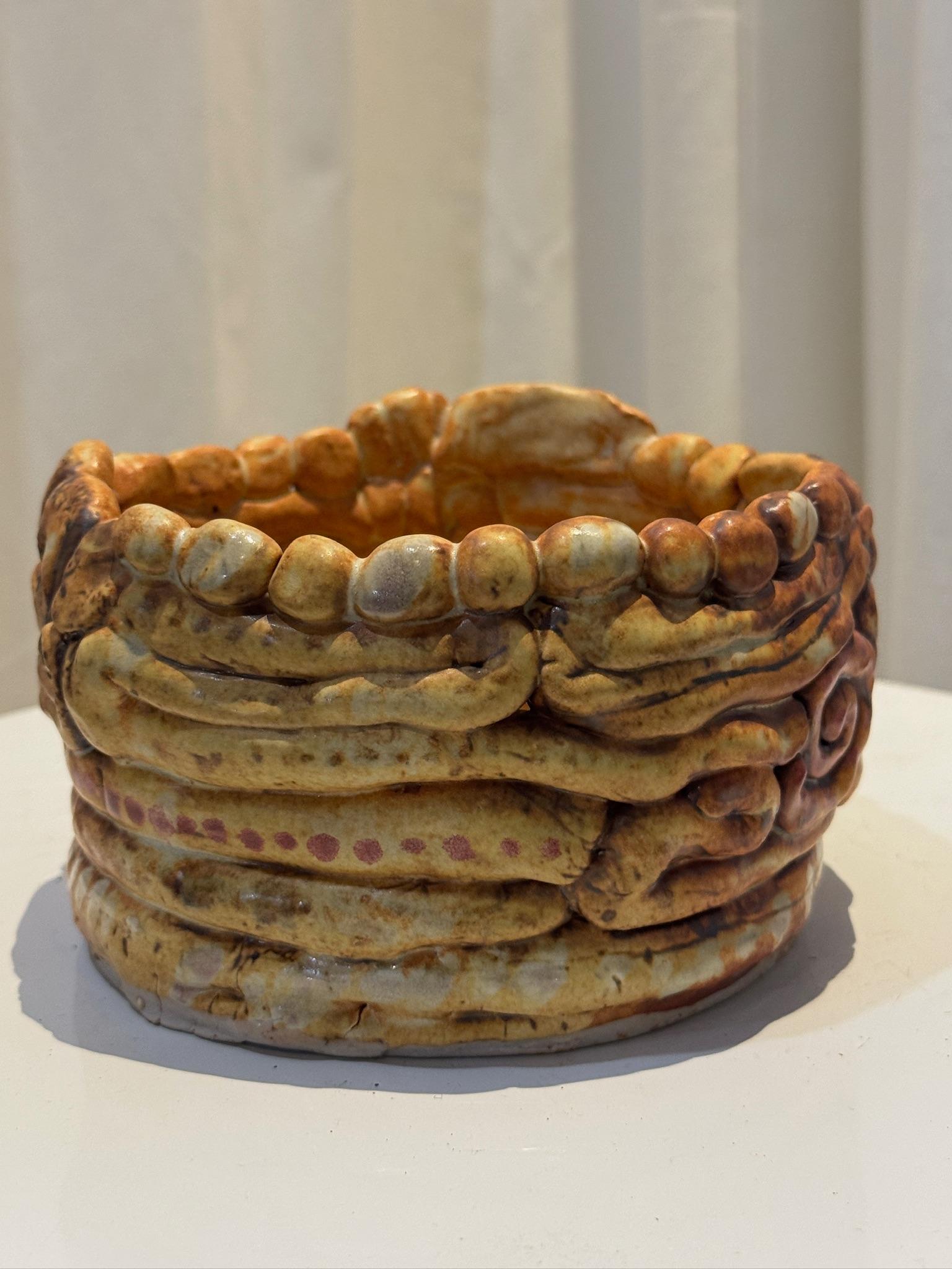 Vase en céramique spiralé en argile fait à la main - Sculptural Earth-Toned Artisan Bon état - En vente à West Hollywood, CA