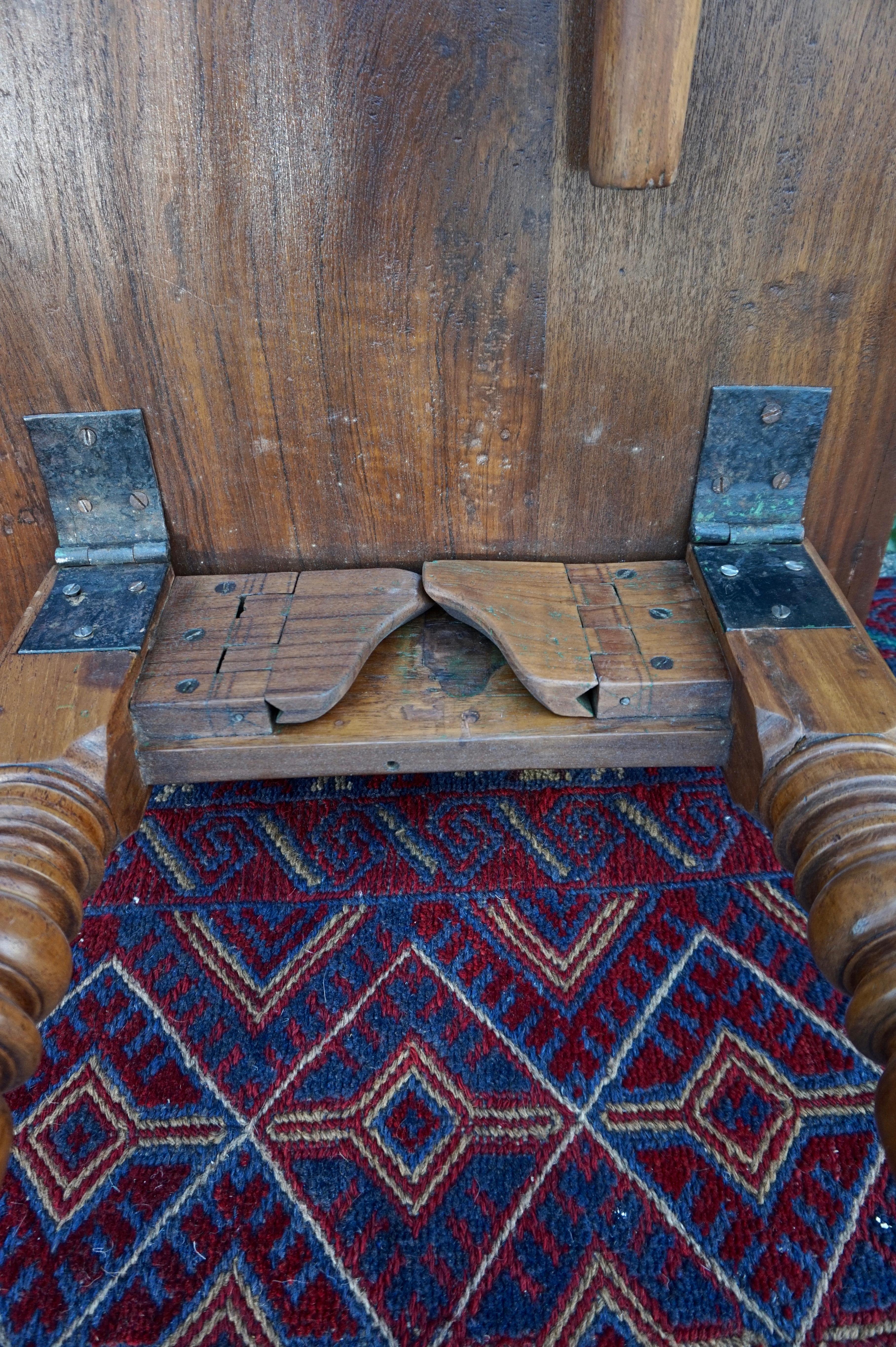 Tavolo da campagna artigianale in teak coloniale con gambe pieghevoli in vendita 4