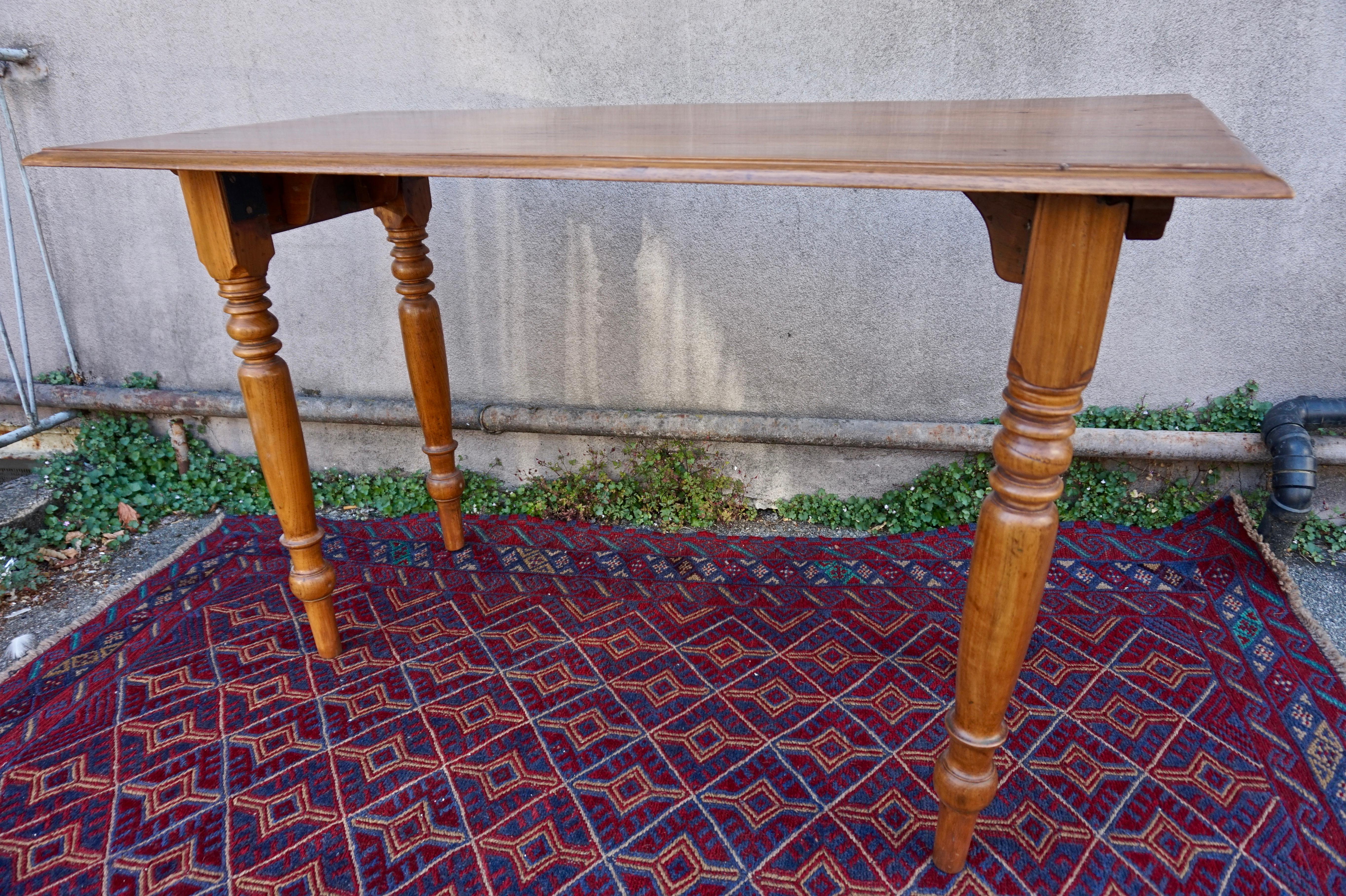 Tavolo da campagna artigianale in teak coloniale con gambe pieghevoli in vendita 7