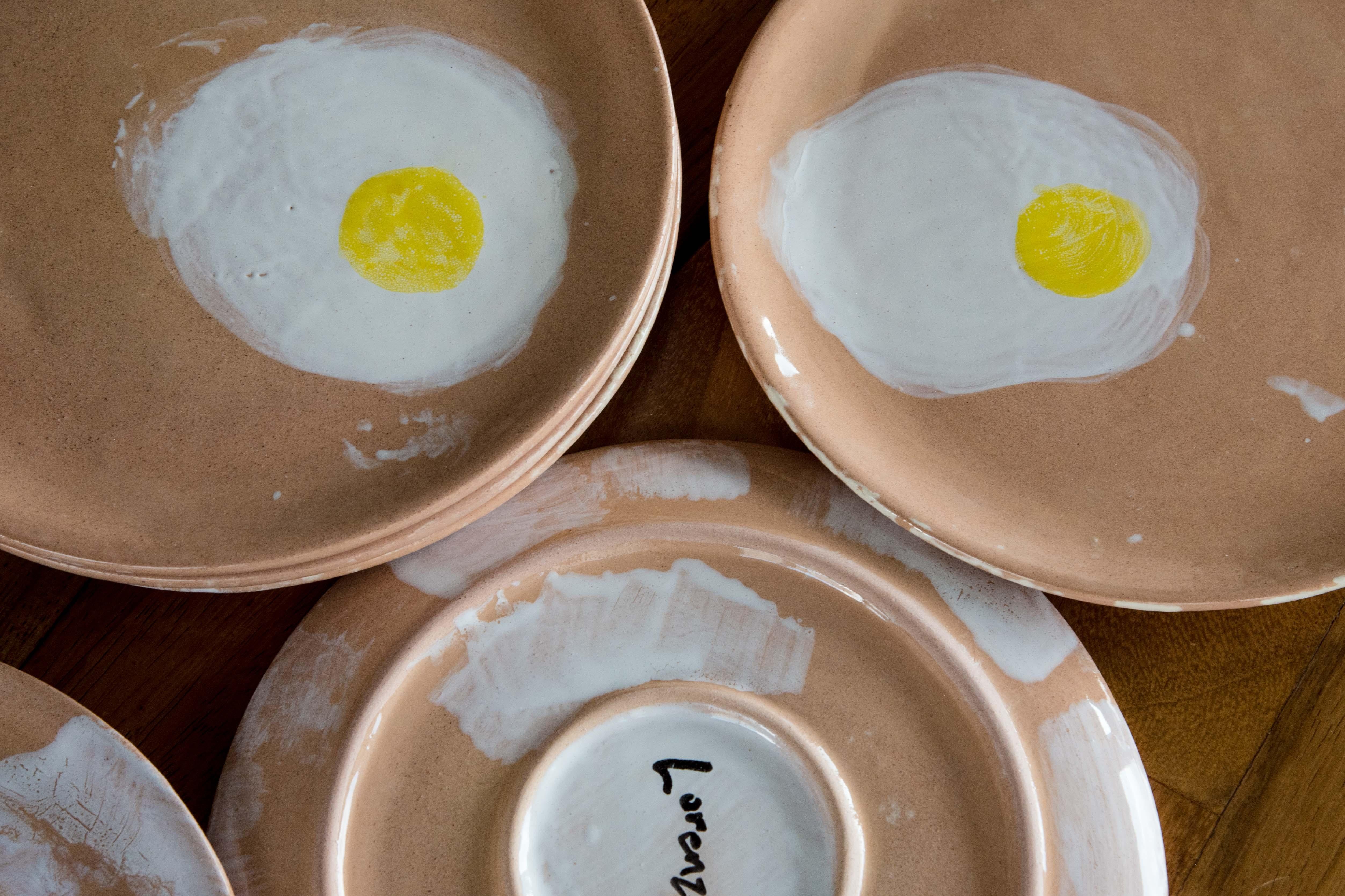 Moderne Handcraft Contemporary 2 assiettes à oeufs en céramique Majolica by Lorenzo en vente