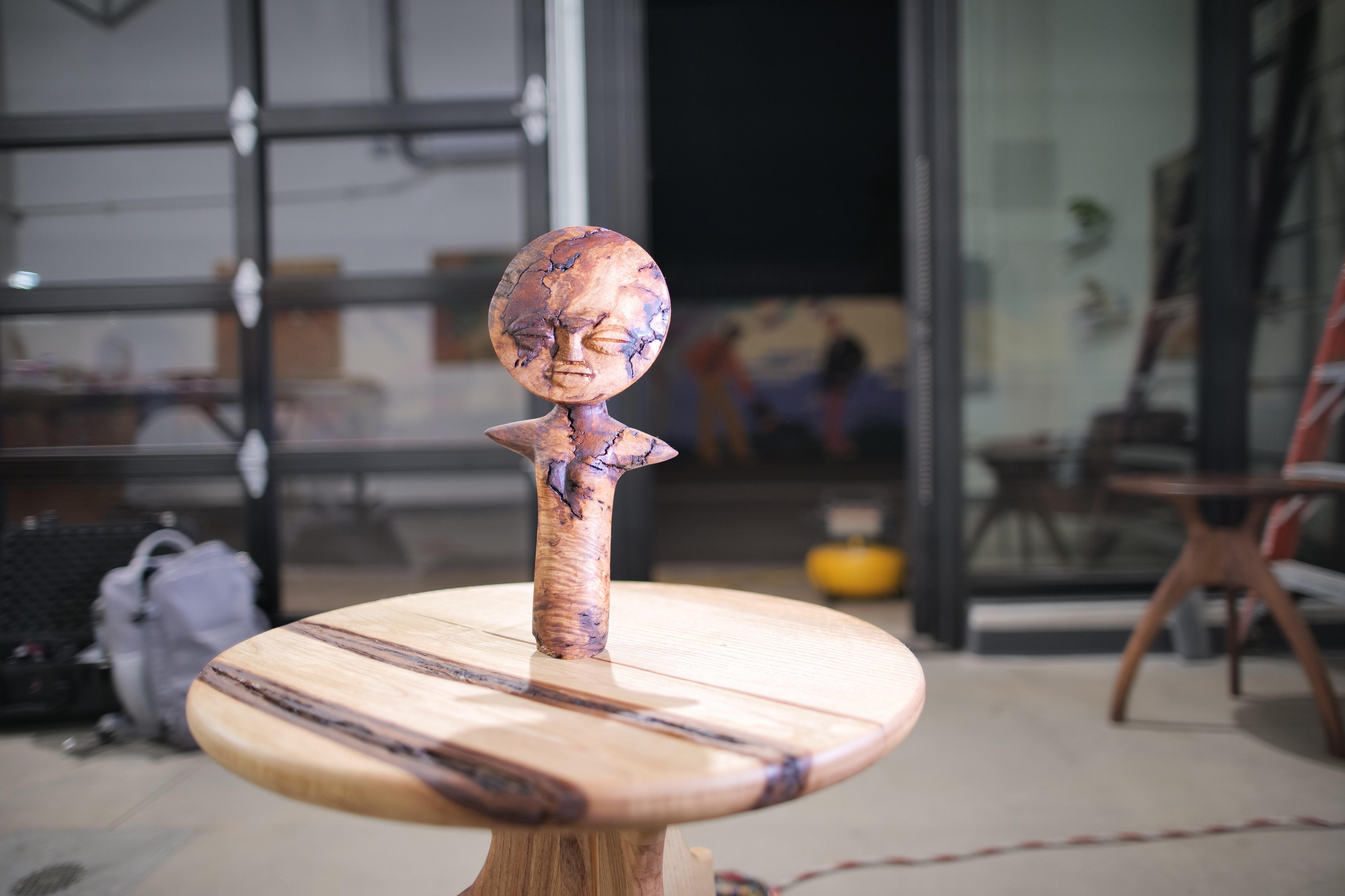 Diese einmalige Akuaba-Puppenskulptur in Museumsqualität stellt die traditionelle Fruchtbarkeitsfigur der Ashanti mit einer kühnen, zeitgenössischen Vision neu dar. Diese meisterhaft von Hand geschnitzte Skulptur aus besonders seltenem, lokal