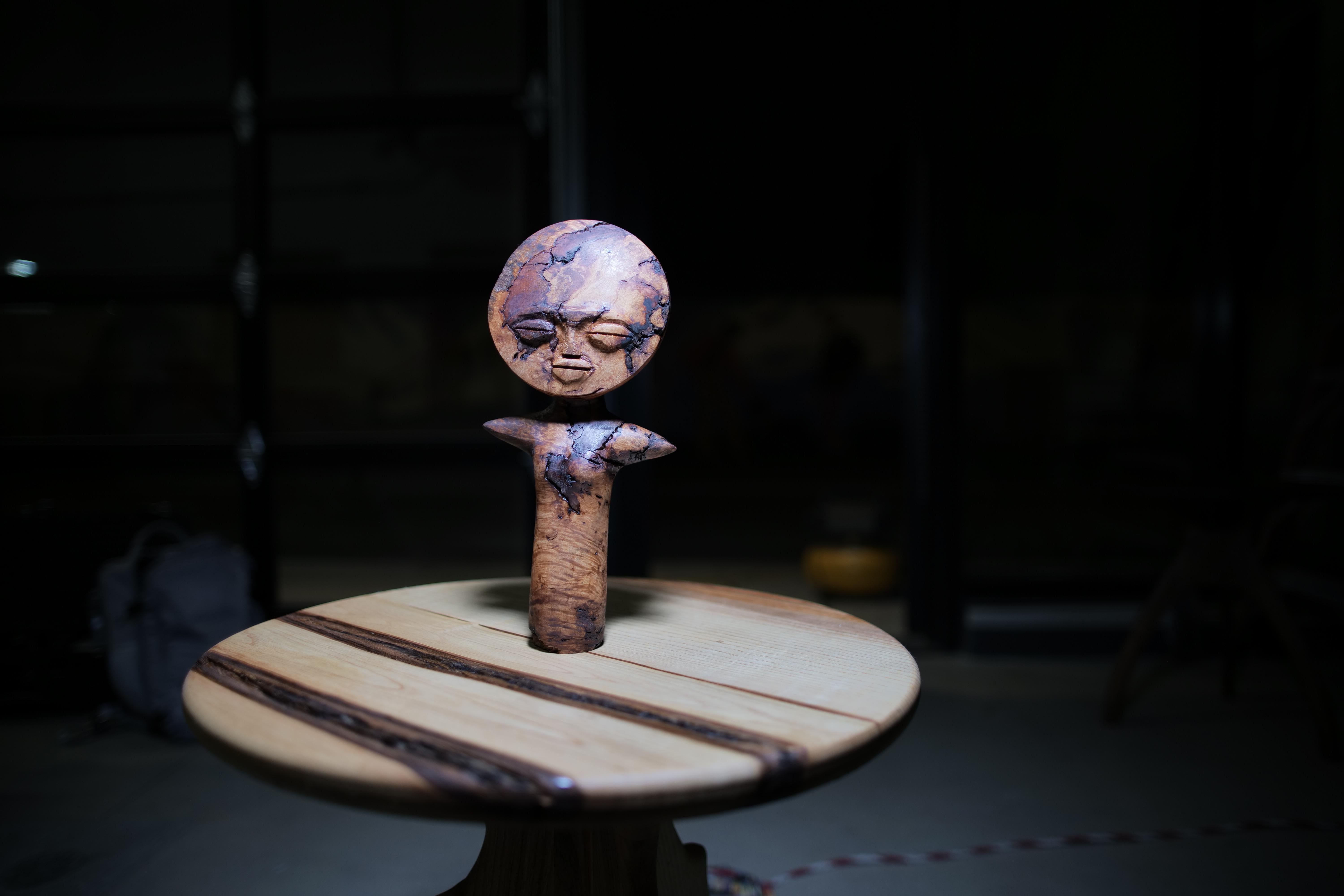 Handcrafted Contemporary Akuaba Doll Sculpture - Inspiriert von Ashanti Tradition (Volkskunst) im Angebot