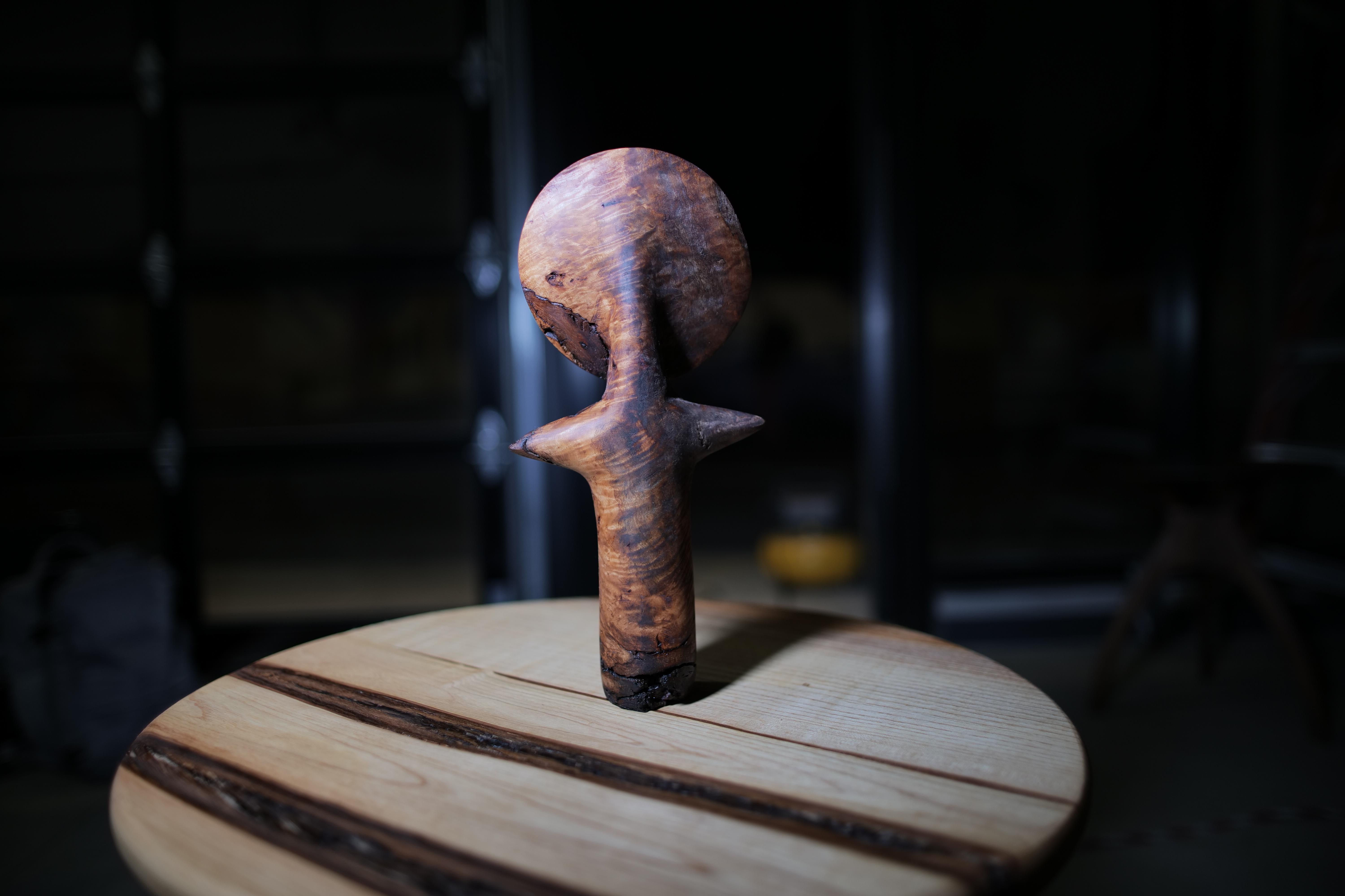Handcrafted Contemporary Akuaba Doll Sculpture - Inspiriert von Ashanti Tradition (Handgeschnitzt) im Angebot