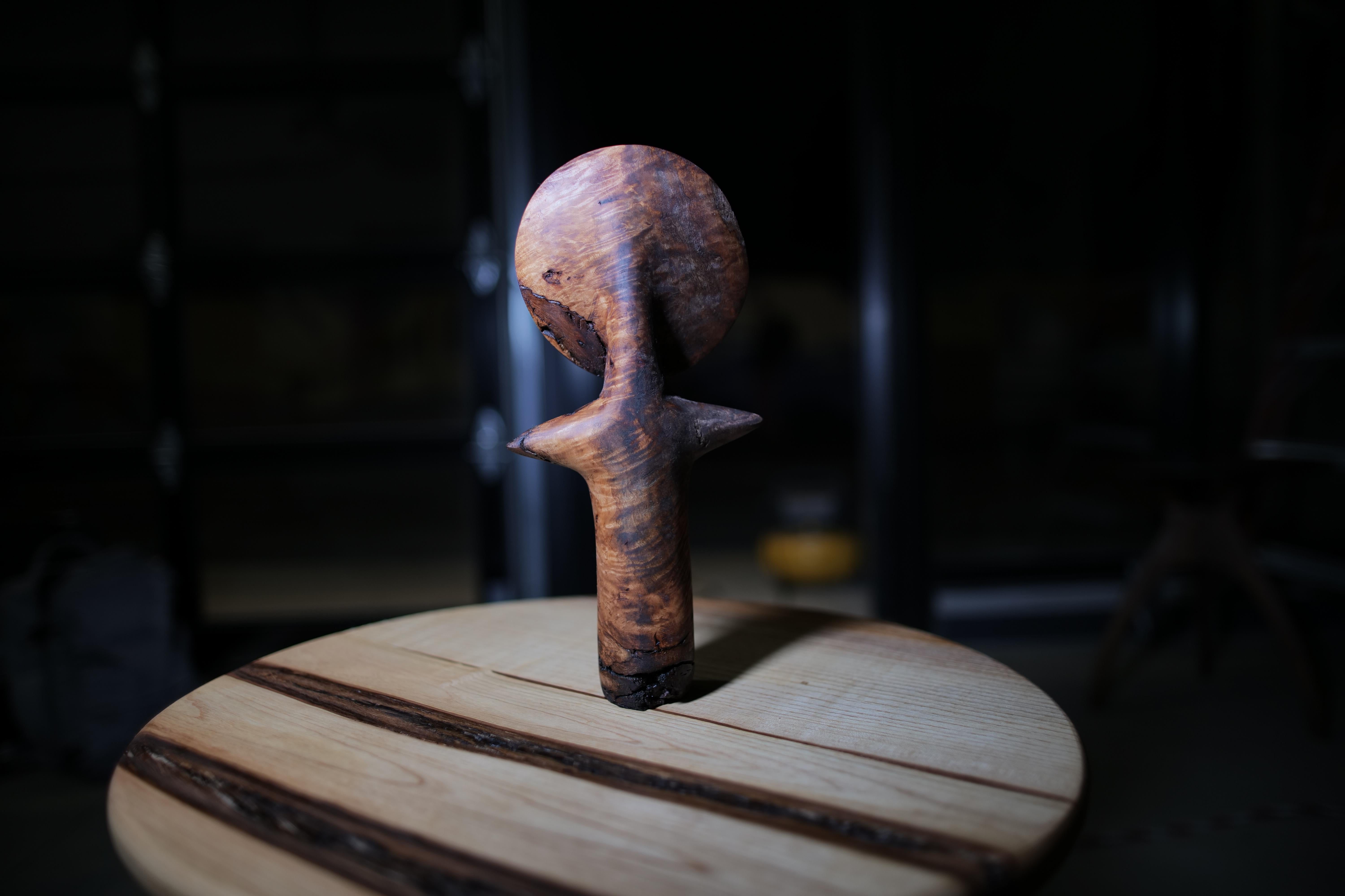 Handcrafted Contemporary Akuaba Doll Sculpture - Inspiriert von Ashanti Tradition im Zustand „Neu“ im Angebot in Los Angeles, CA