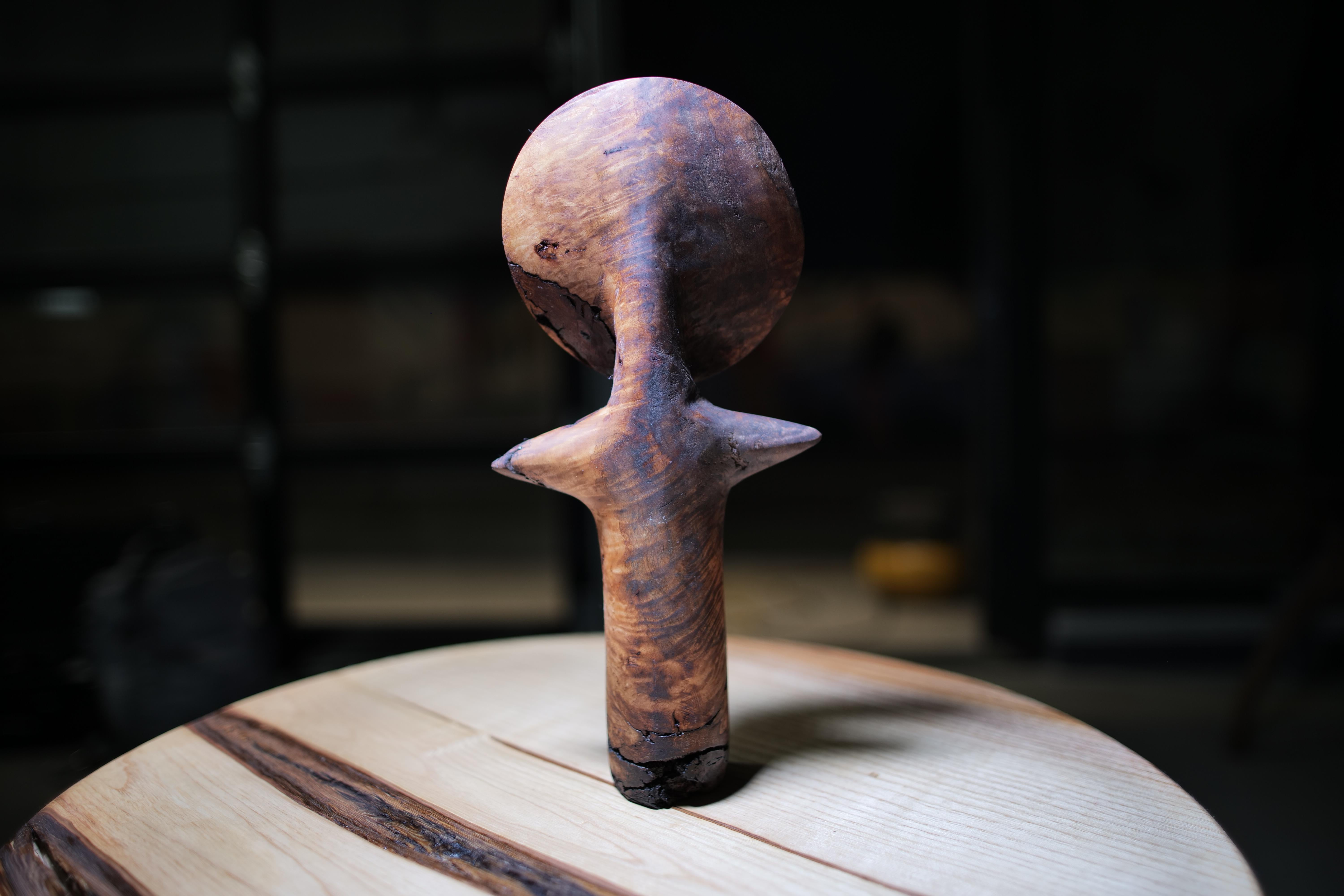 Handcrafted Contemporary Akuaba Doll Sculpture - Inspiriert von Ashanti Tradition (21. Jahrhundert und zeitgenössisch) im Angebot