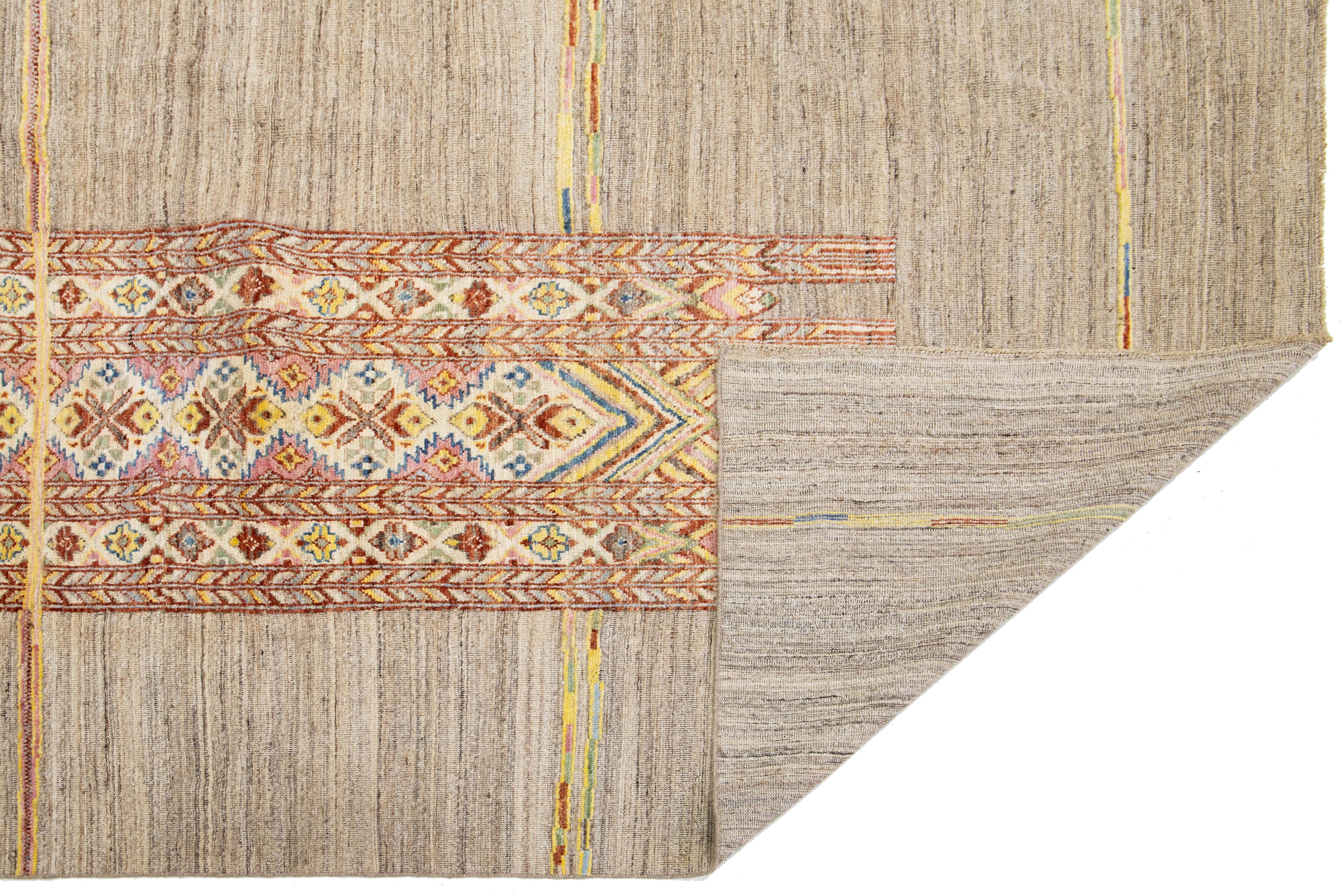 Handcrafted Contemporary Moroccan Style Wool Rug In Beige With Tribal Pattern (Moderne) im Angebot