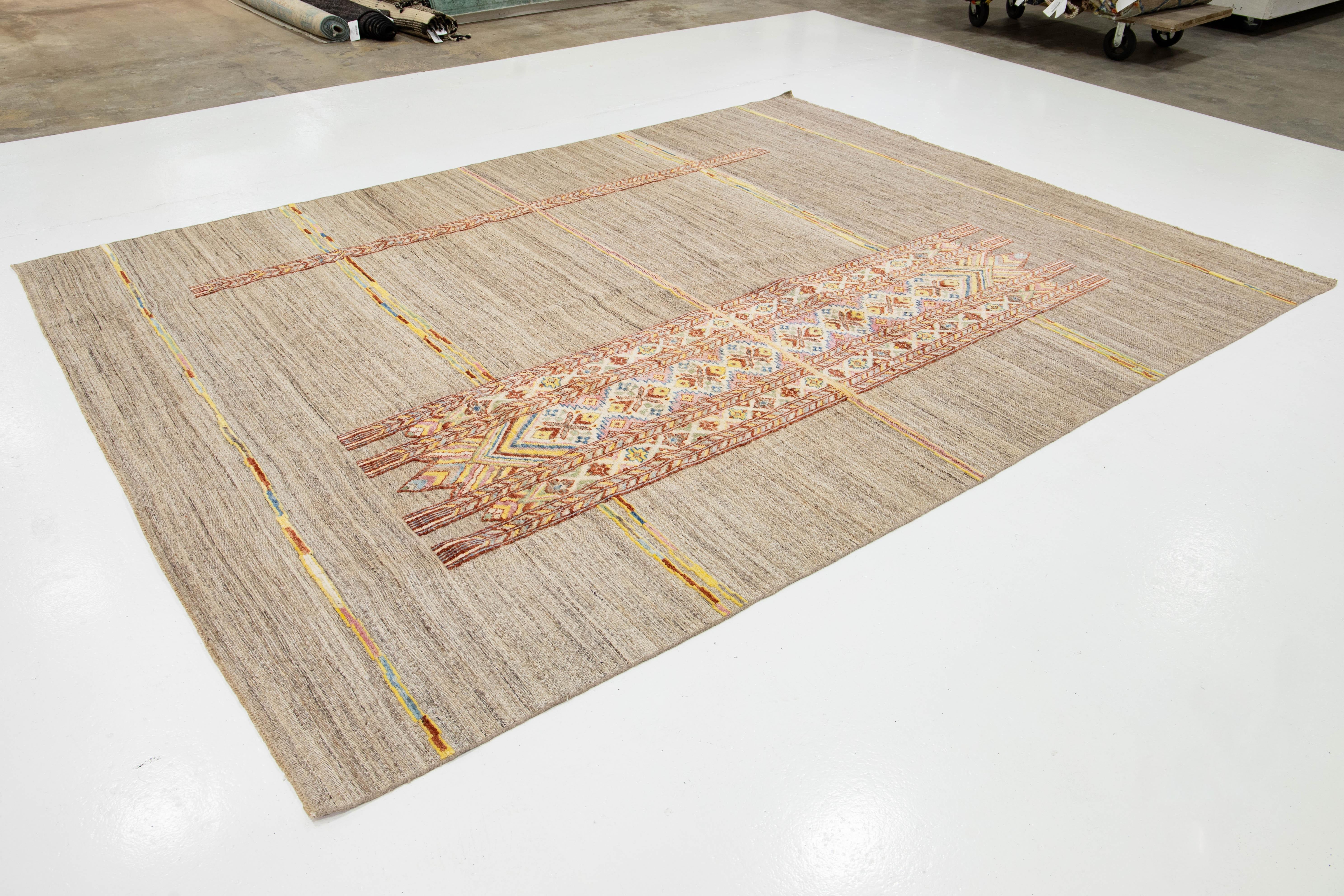 Handcrafted Contemporary Moroccan Style Wool Rug In Beige With Tribal Pattern (Pakistanisch) im Angebot
