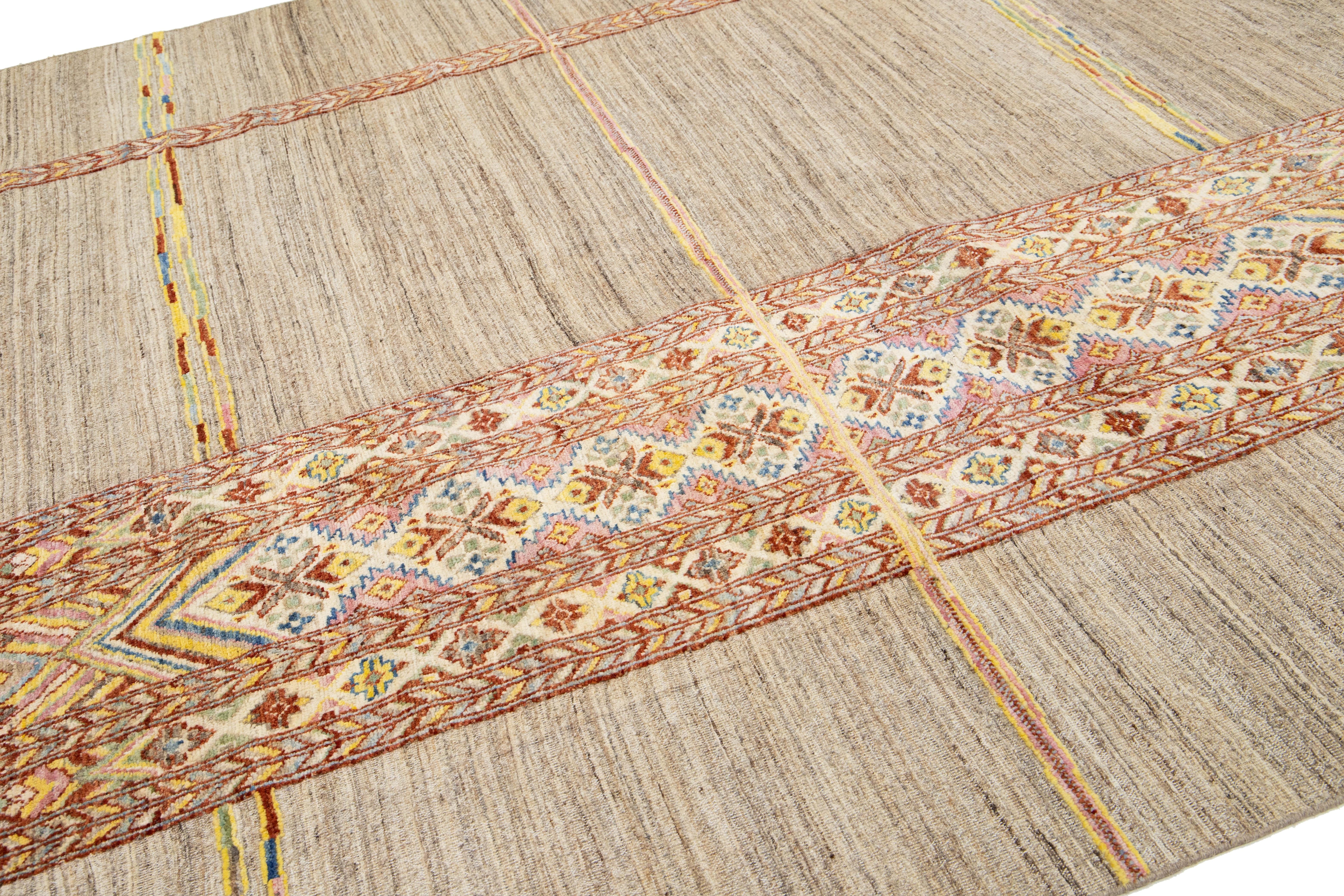 Handcrafted Contemporary Moroccan Style Wool Rug In Beige With Tribal Pattern (Handgeknüpft) im Angebot