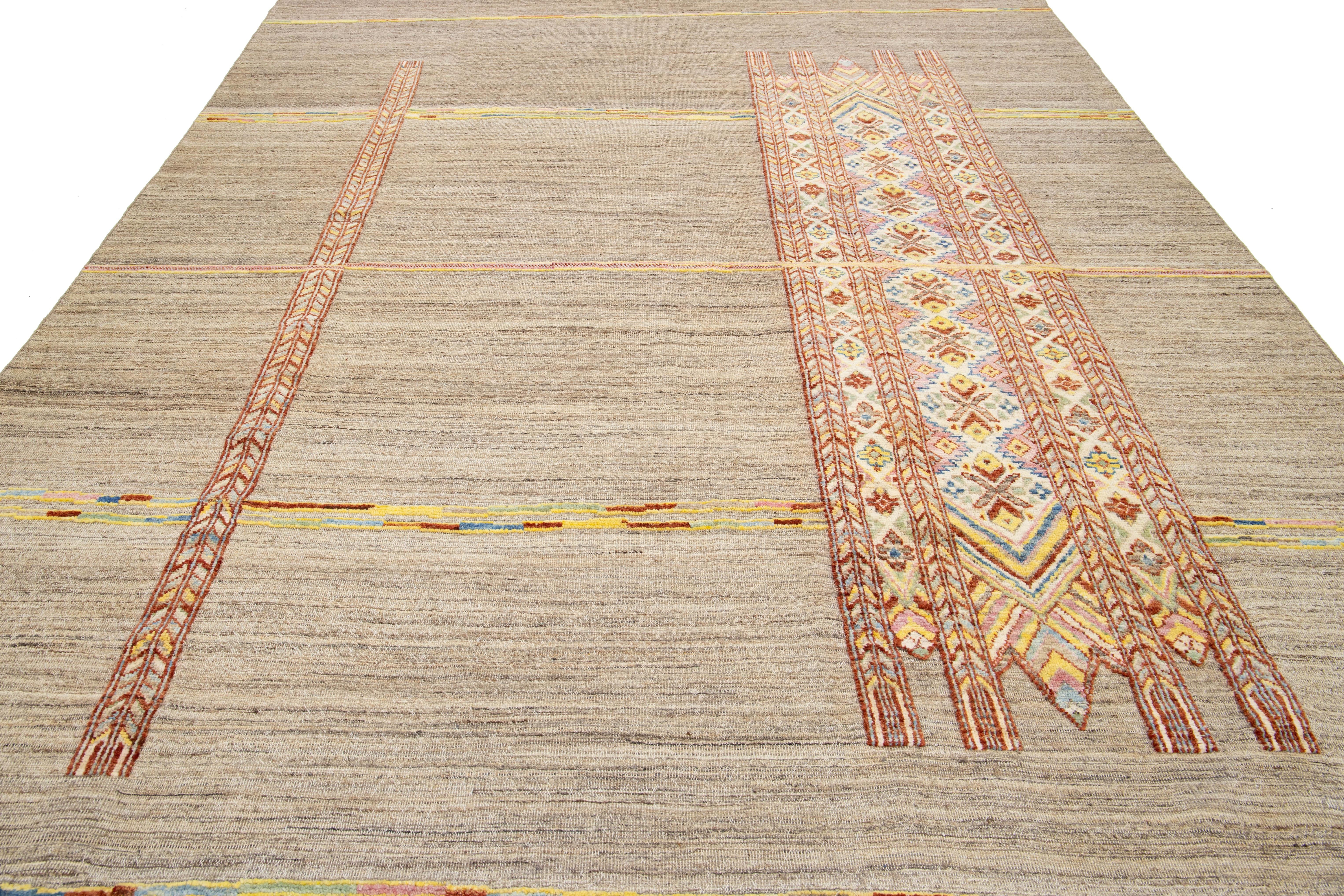 Handcrafted Contemporary Moroccan Style Wool Rug In Beige With Tribal Pattern (21. Jahrhundert und zeitgenössisch) im Angebot