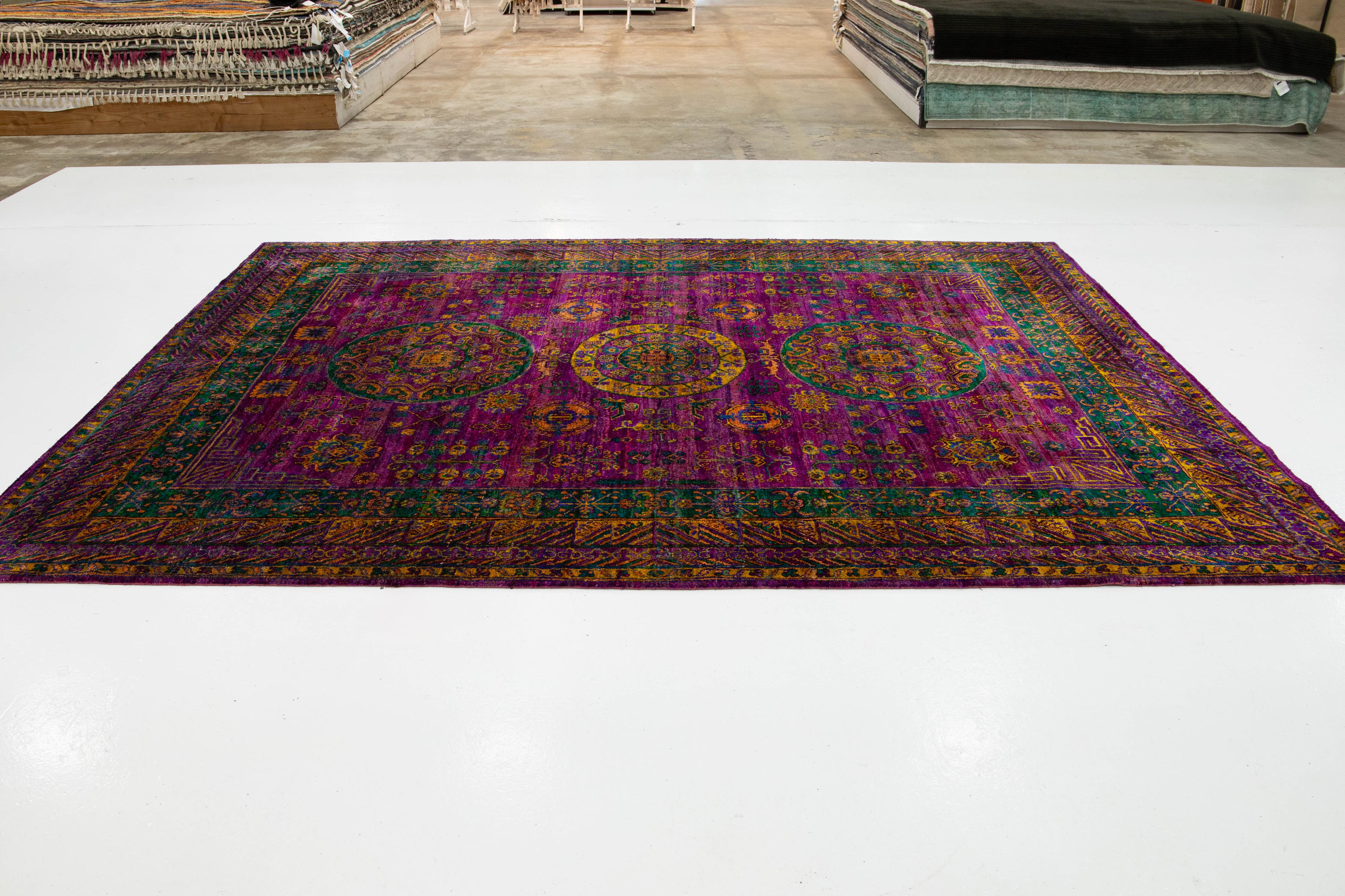Tapis contemporain en soie sari violet avec motif de rosettes, fait main en vente 2