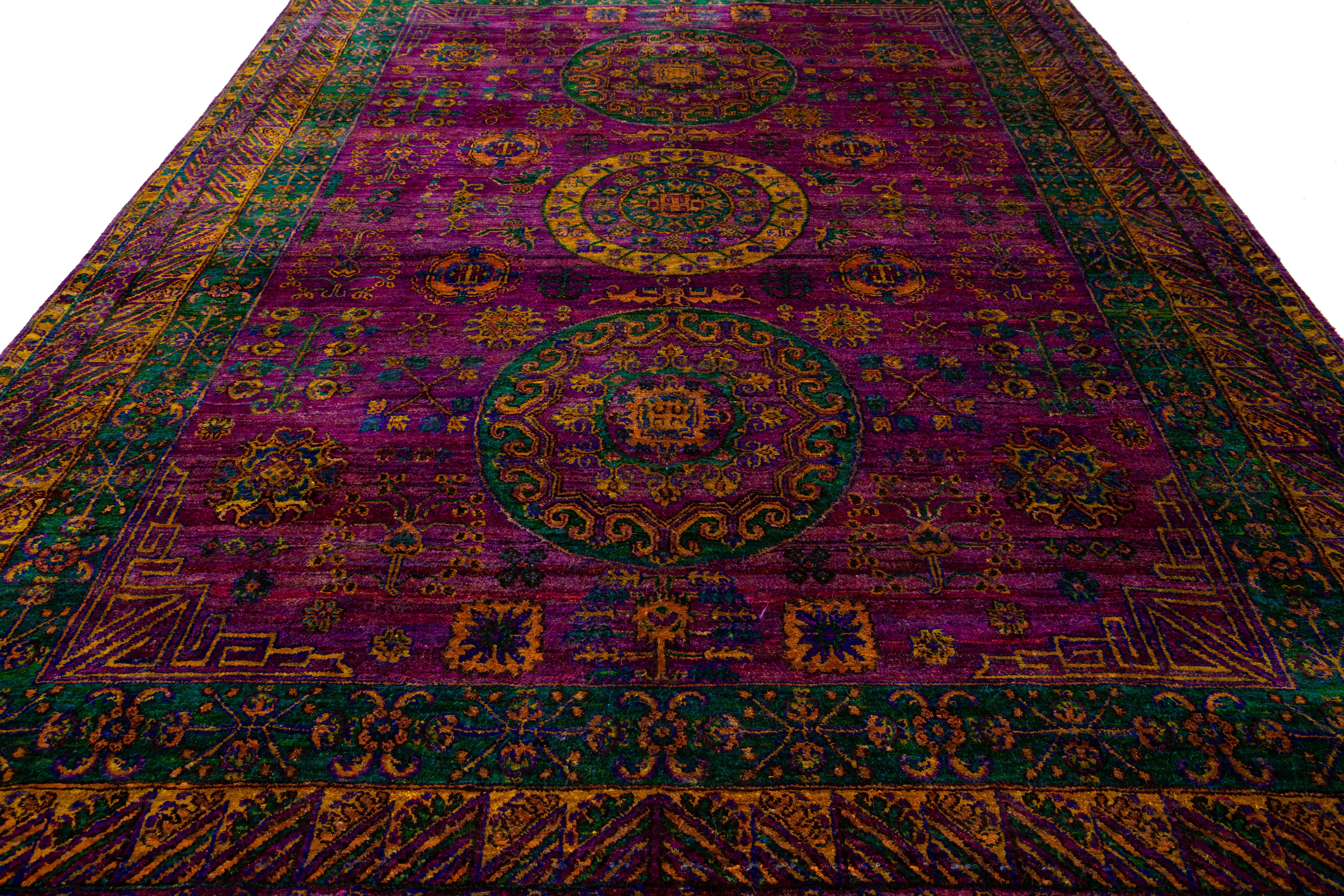 Ce magnifique tapis noué à la main présente un ravissant motif de rosettes dans des couleurs vibrantes qui attirent le regard sans effort. Confectionné en soie de haute qualité, il arbore un fond violet qui met en valeur les détails minutieux du