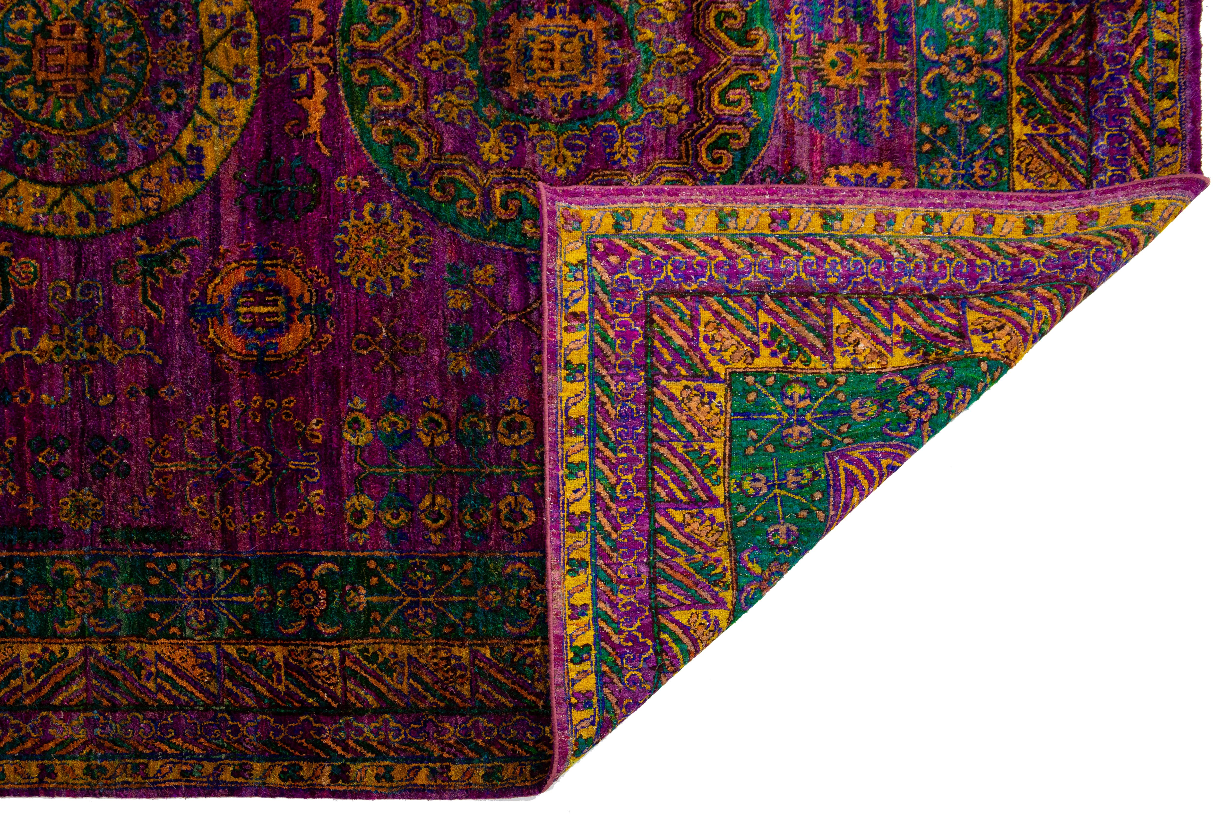 Moderne Tapis contemporain en soie sari violet avec motif de rosettes, fait main en vente
