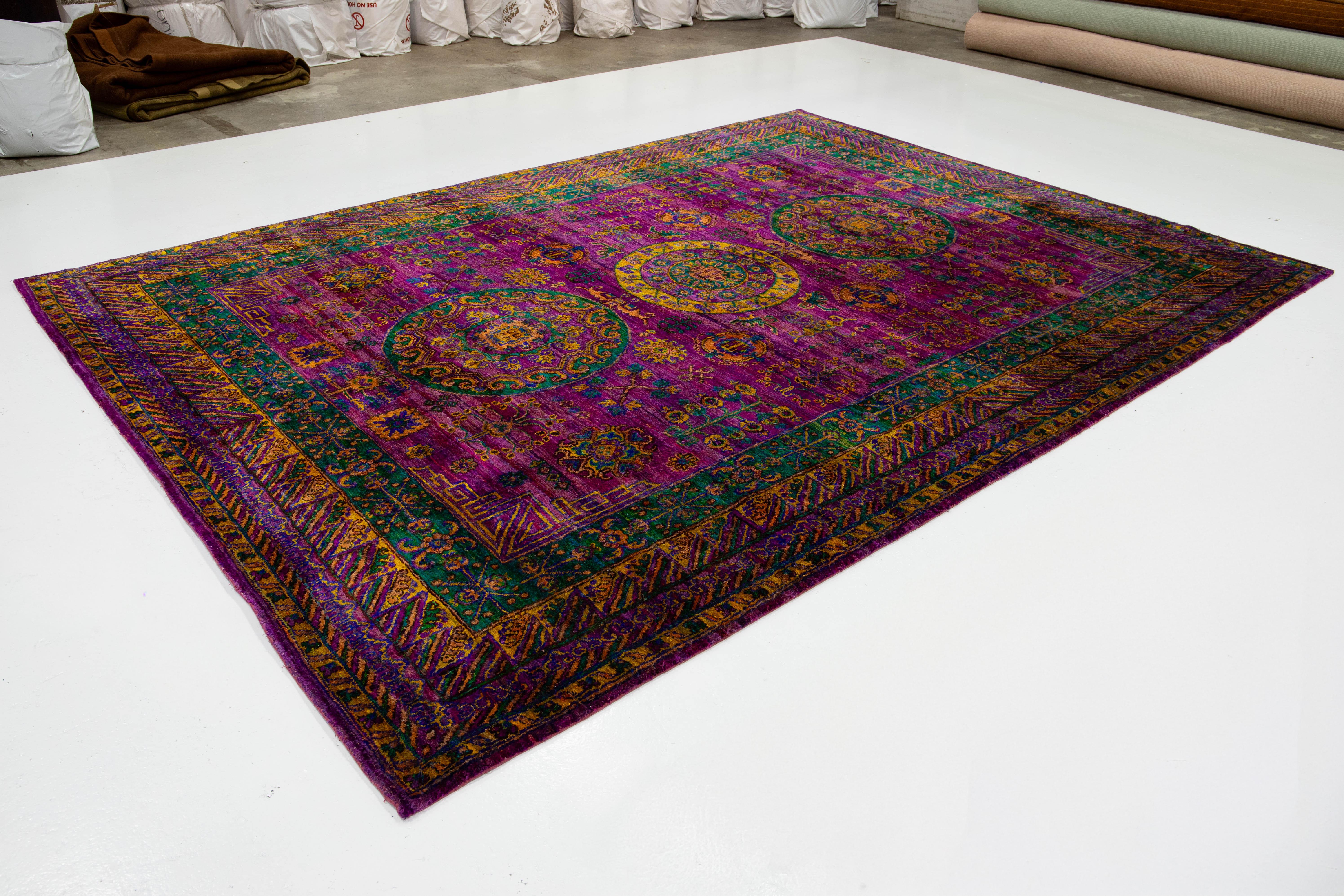 Indien Tapis contemporain en soie sari violet avec motif de rosettes, fait main en vente