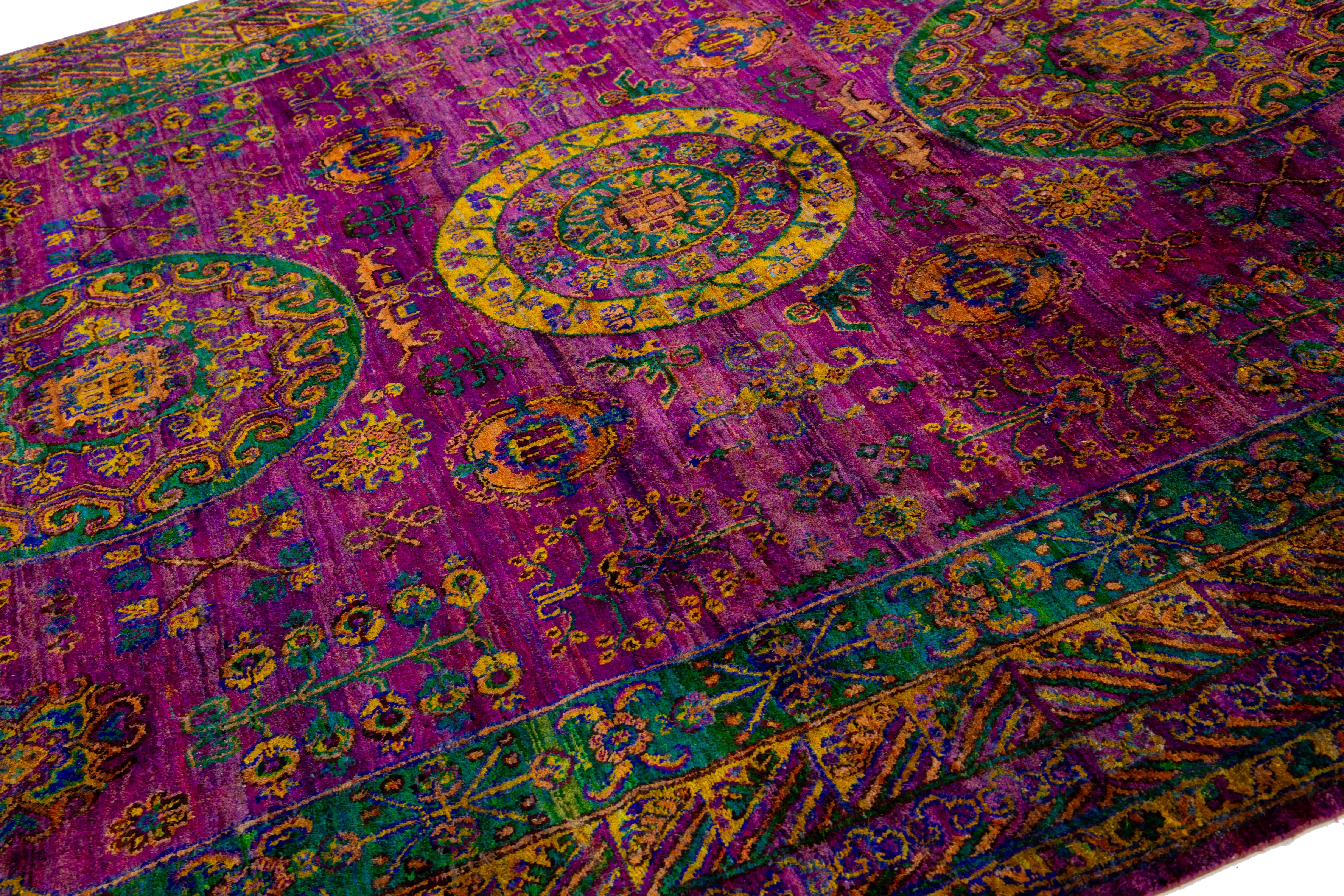 Noué à la main Tapis contemporain en soie sari violet avec motif de rosettes, fait main en vente