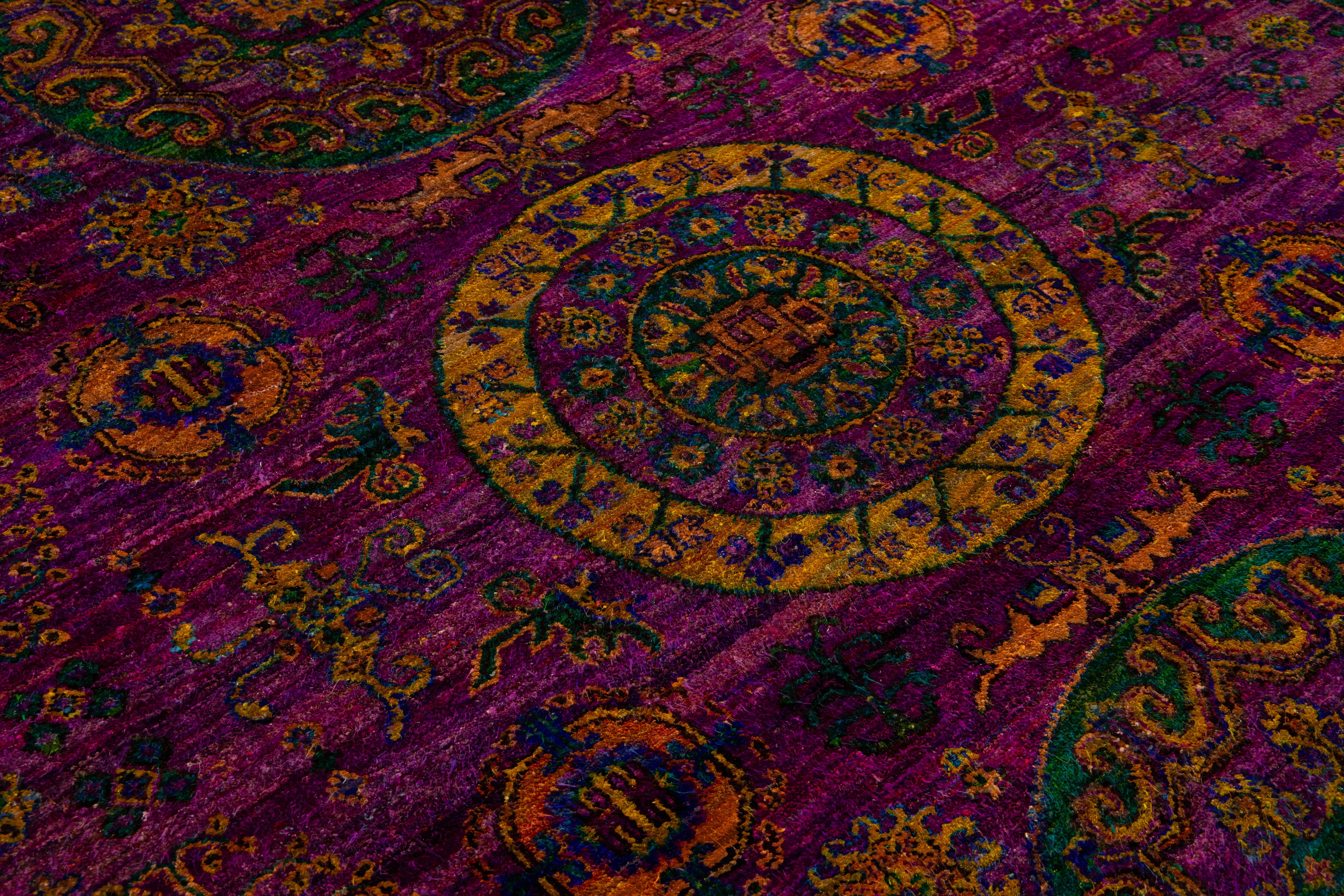 Soie Tapis contemporain en soie sari violet avec motif de rosettes, fait main en vente