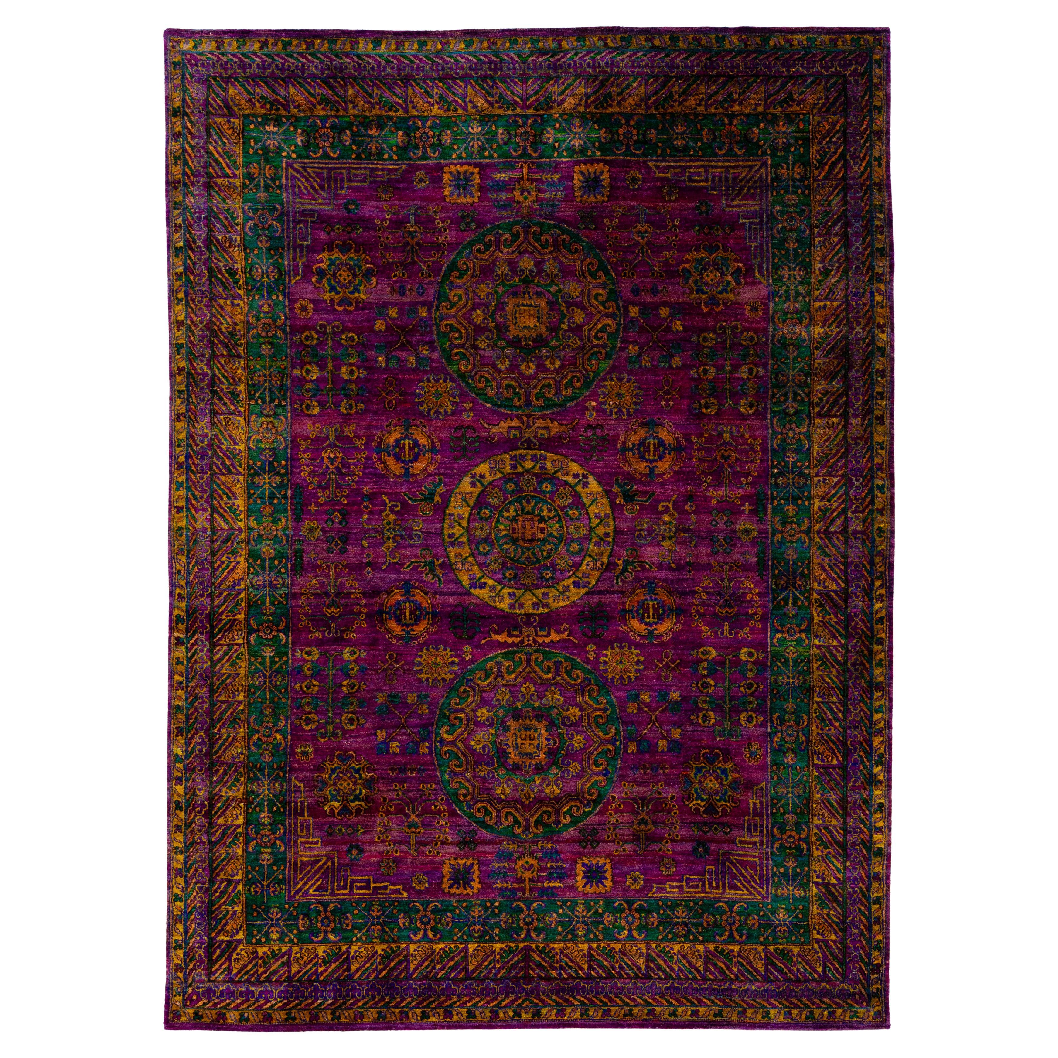 Tapis contemporain en soie sari violet avec motif de rosettes, fait main