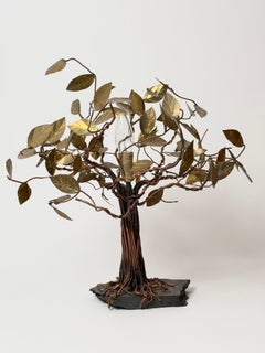 Lámpara de mesa artesanal de cobre y latón con forma de árbol sobre una base de pizarra, de diseño moderno y orgánico