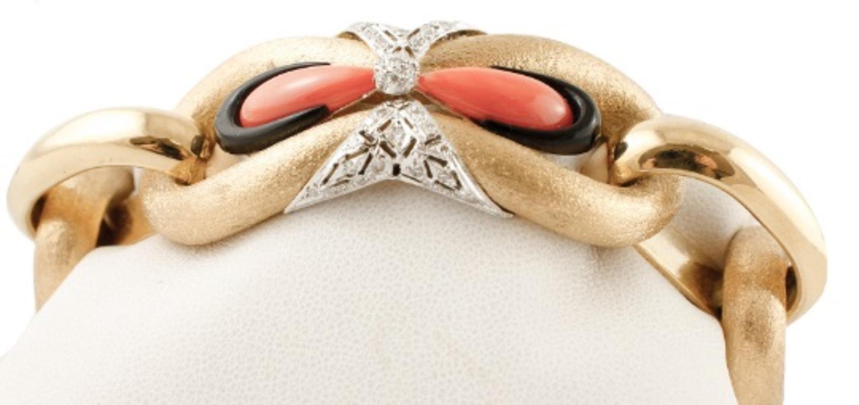 Handcrafted Coral, Onyx, Diamonds, 18 Karat Yellow Gold Retro Bracelet In Good Condition For Sale In Marcianise, Marcianise (CE)